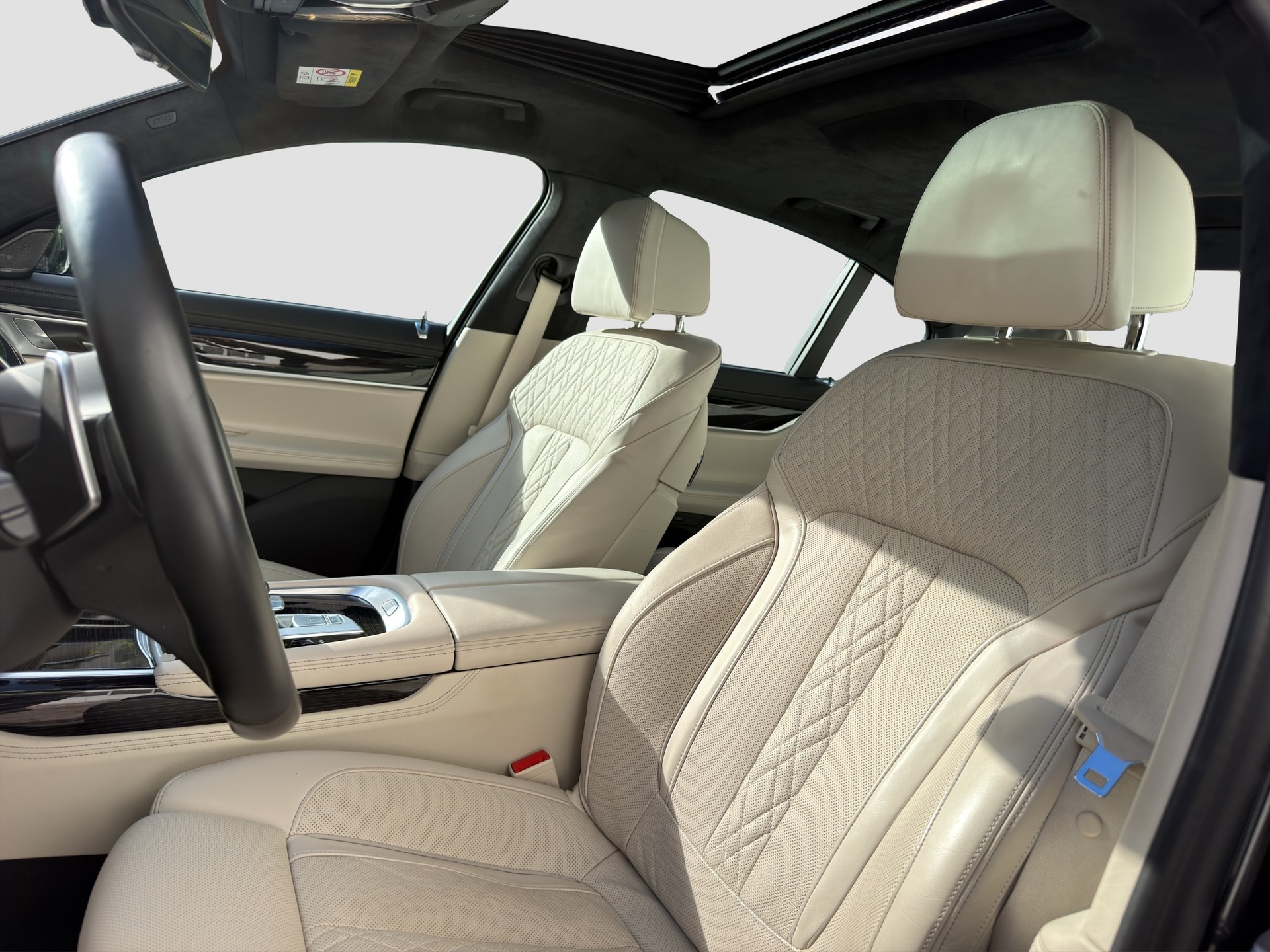 BMW 750i xDrive M Sport Steptronic-image-5