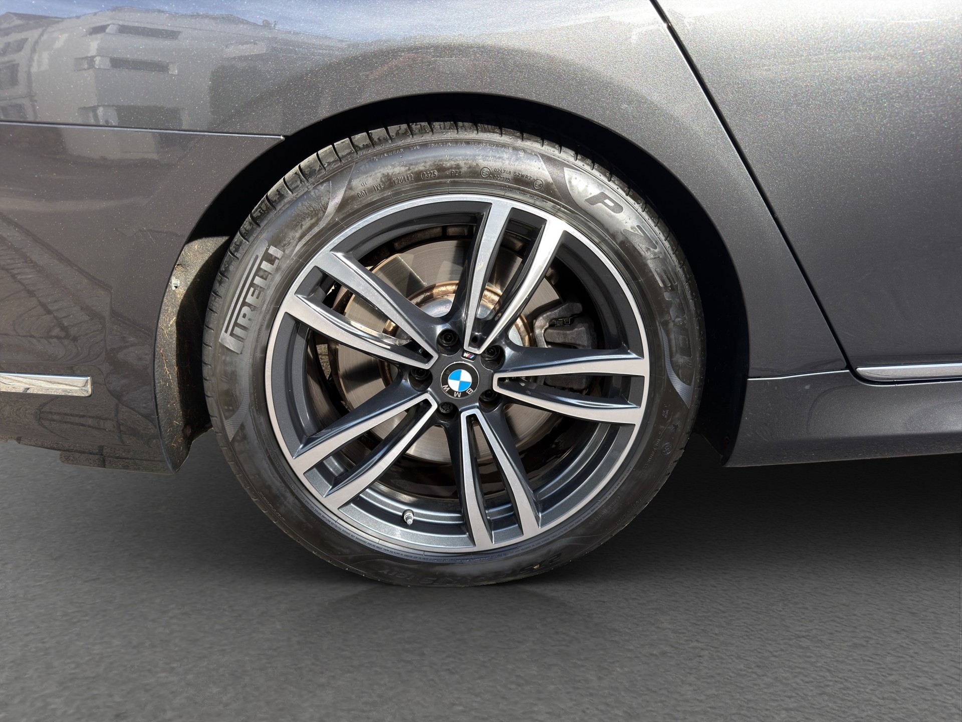 BMW 750i xDrive M Sport Steptronic-image-12