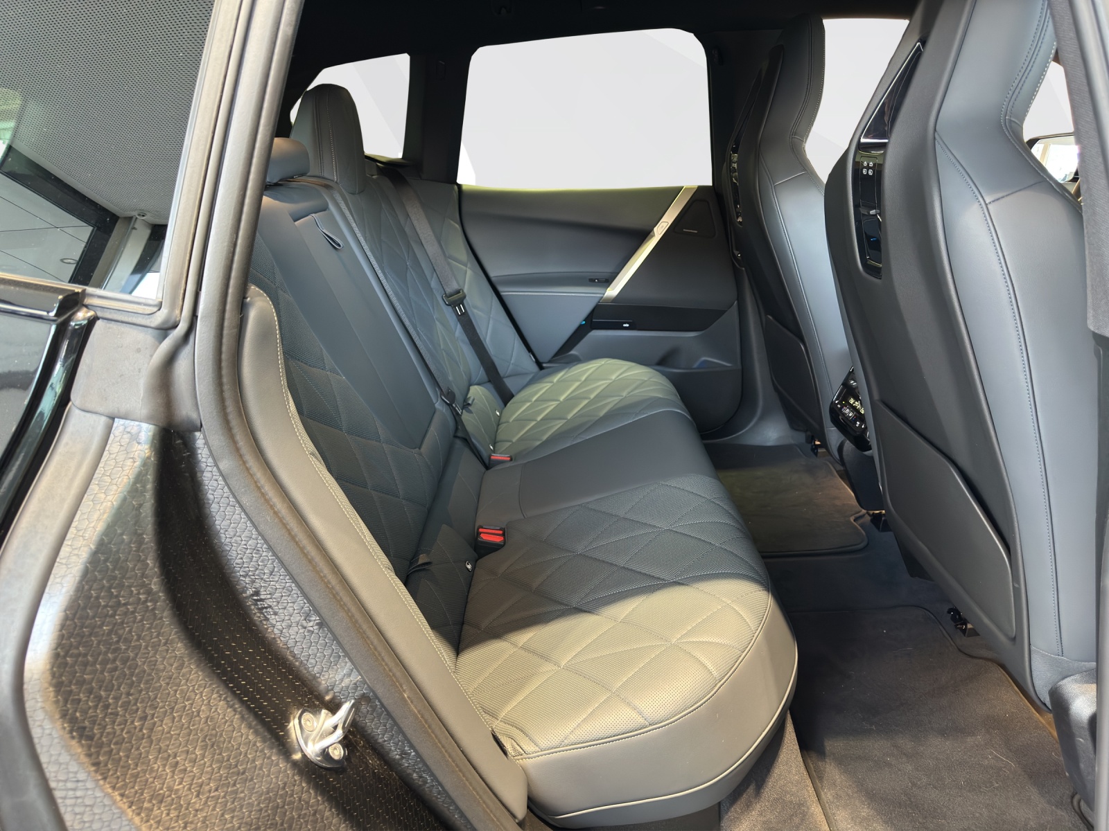 BMW iX xDrive50-image-12