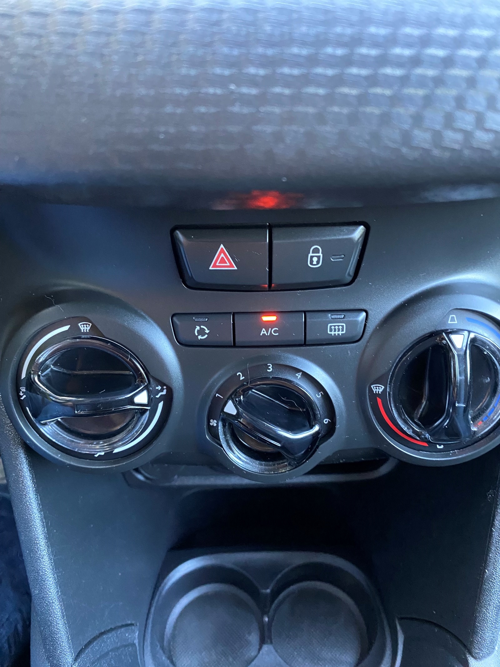 PEUGEOT 208 1.2 PureTech Style-image-5