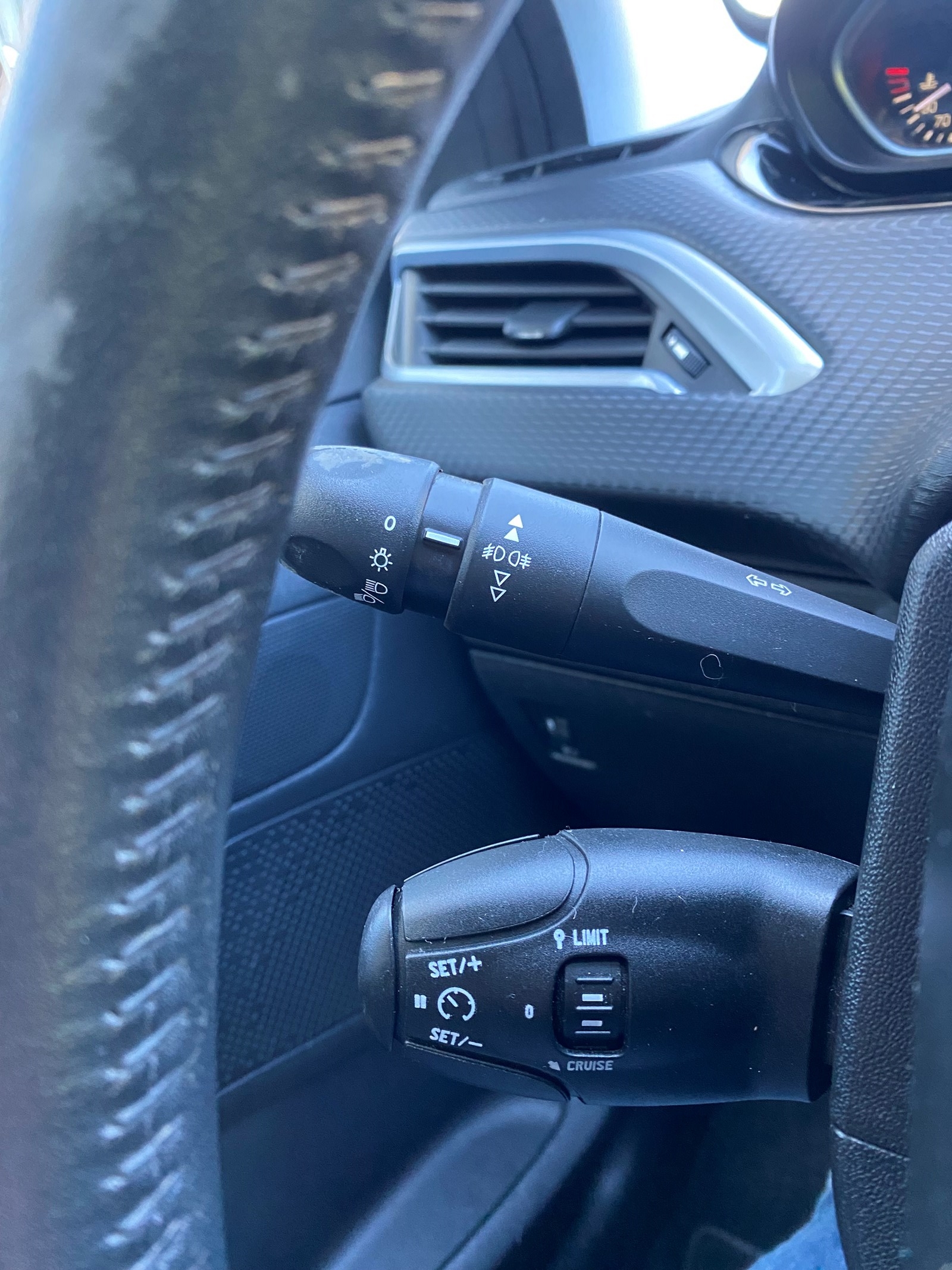 PEUGEOT 208 1.2 PureTech Style-image-6