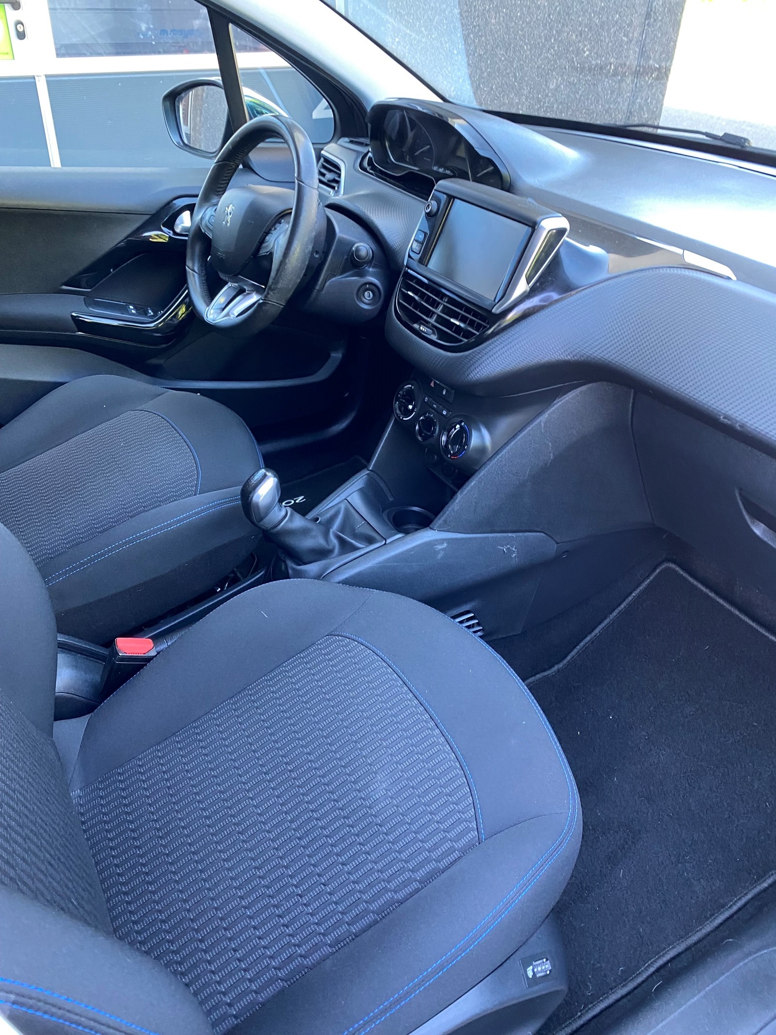 PEUGEOT 208 1.2 PureTech Style-image-9