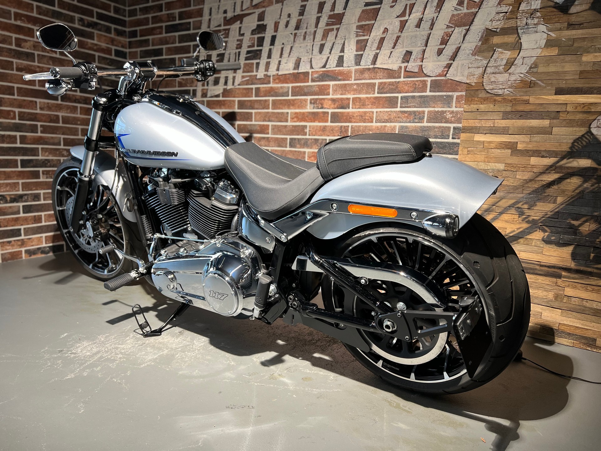 HARLEY-DAVIDSON FXBR Breakout 117-showroom-element-3