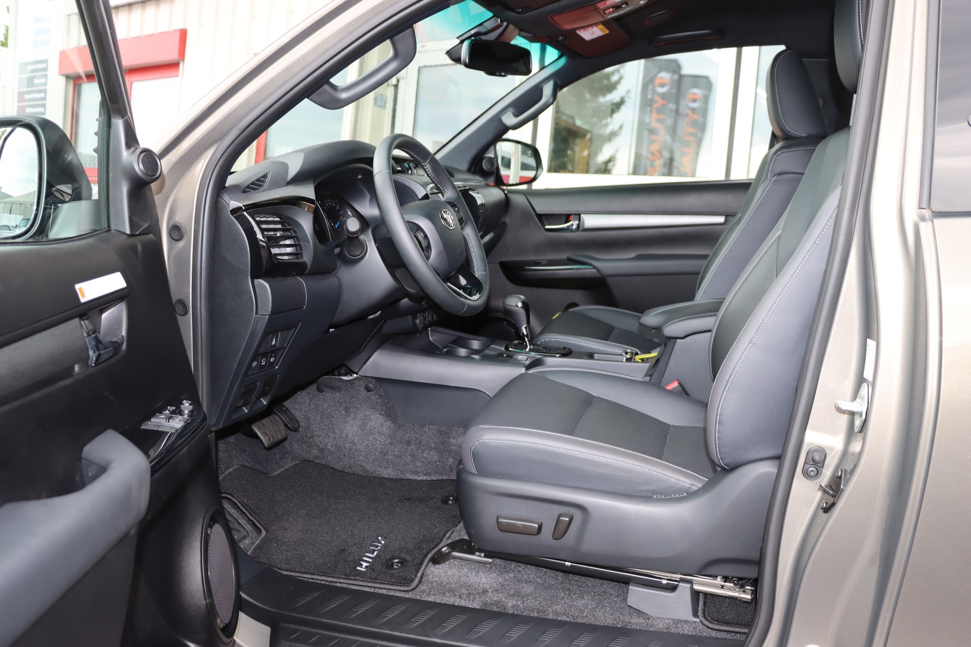 TOYOTA 2.8D-4D Invincible Extra Cap 4x4 A-image-9