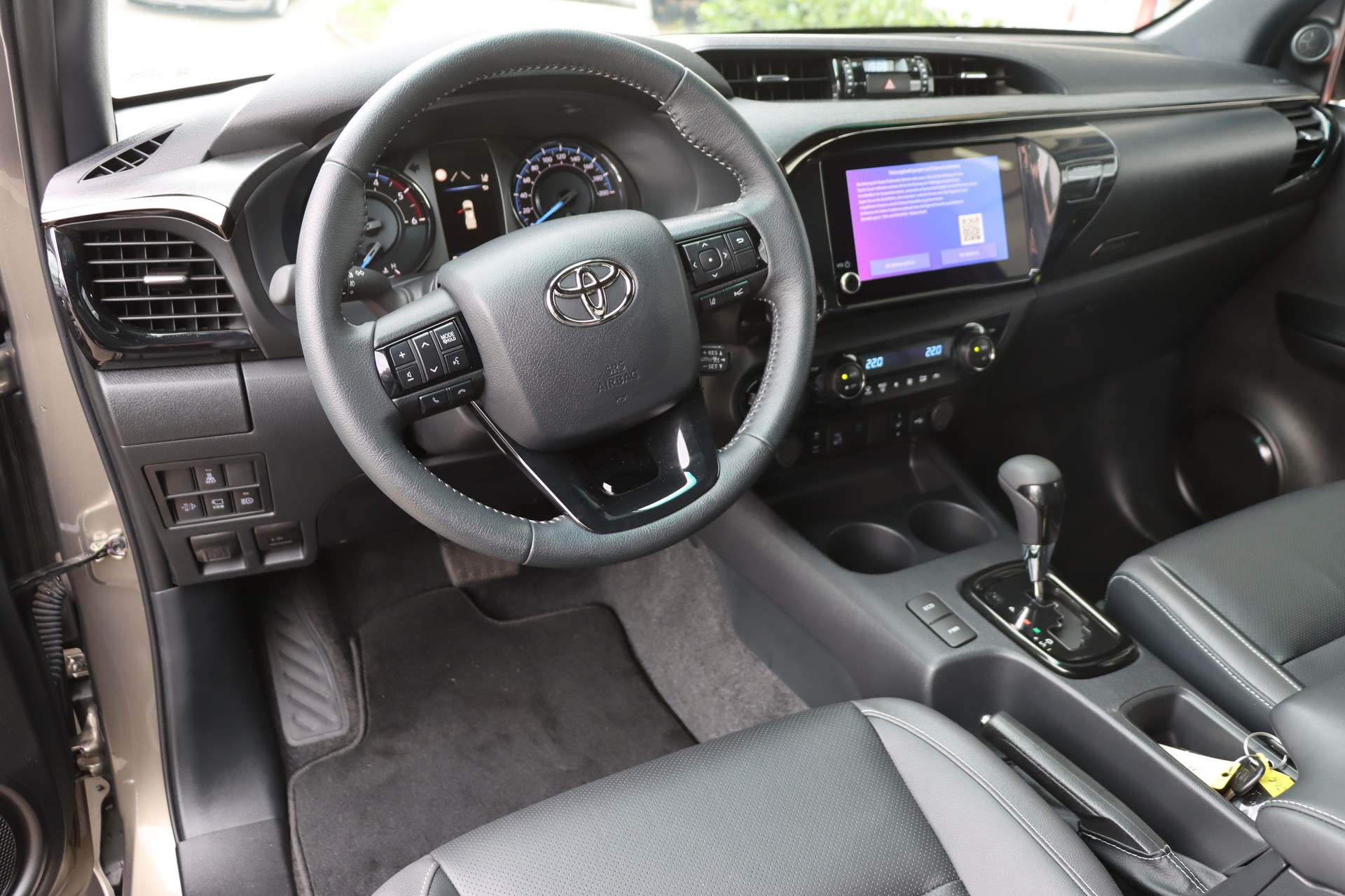 TOYOTA 2.8D-4D Invincible Extra Cap 4x4 A-image-11