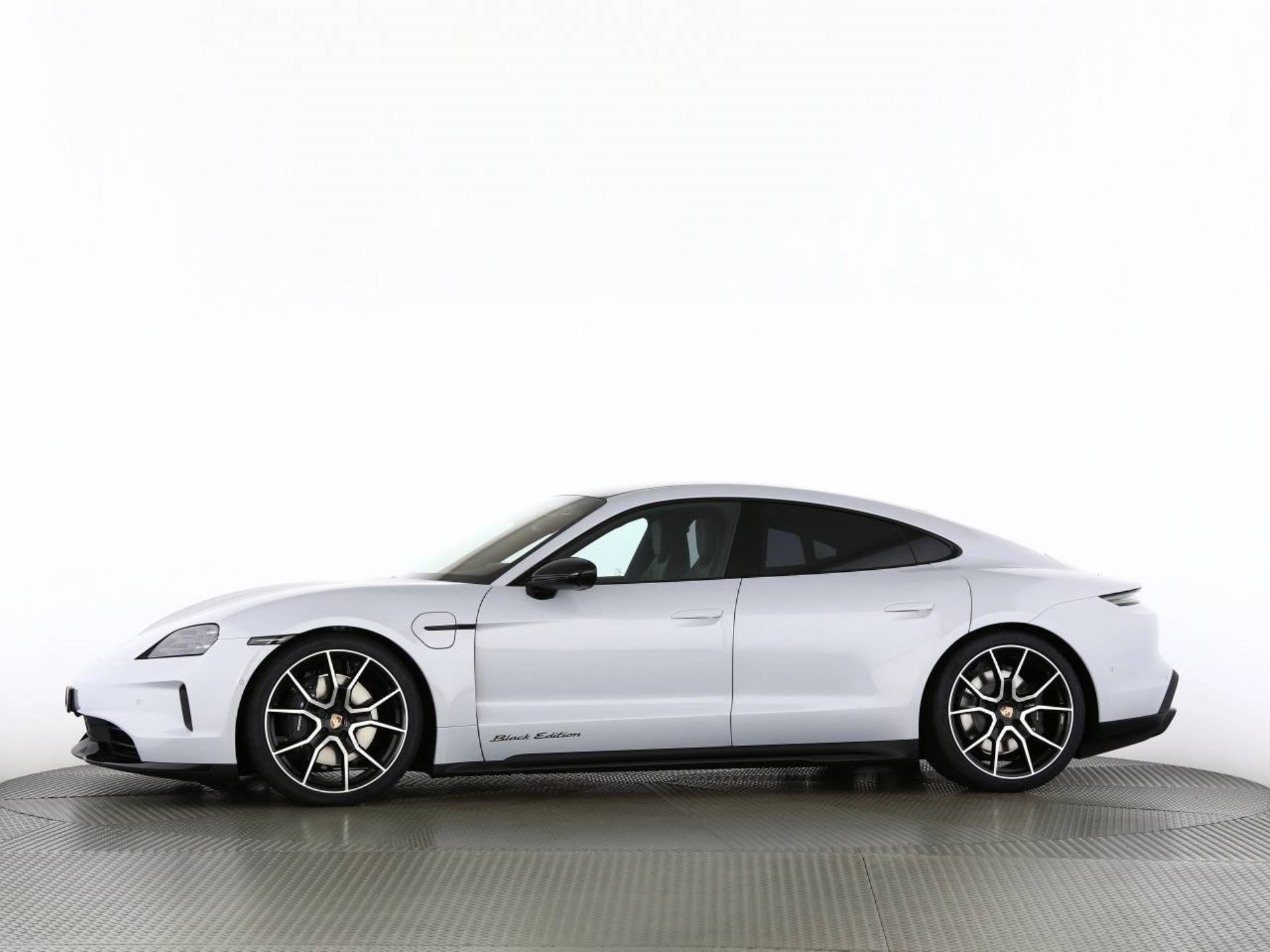 PORSCHE Taycan 4 Black Edition-image-26