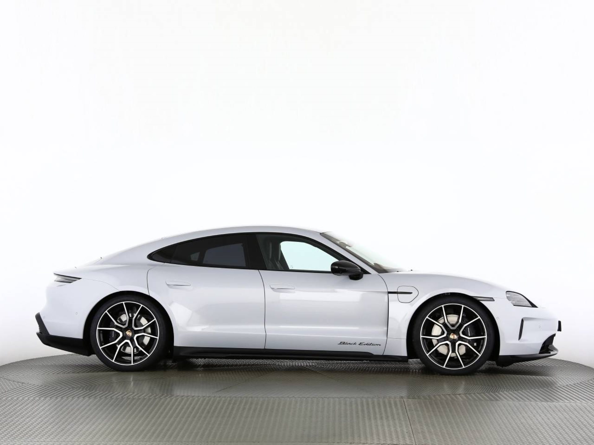 PORSCHE Taycan 4 Black Edition-image-13