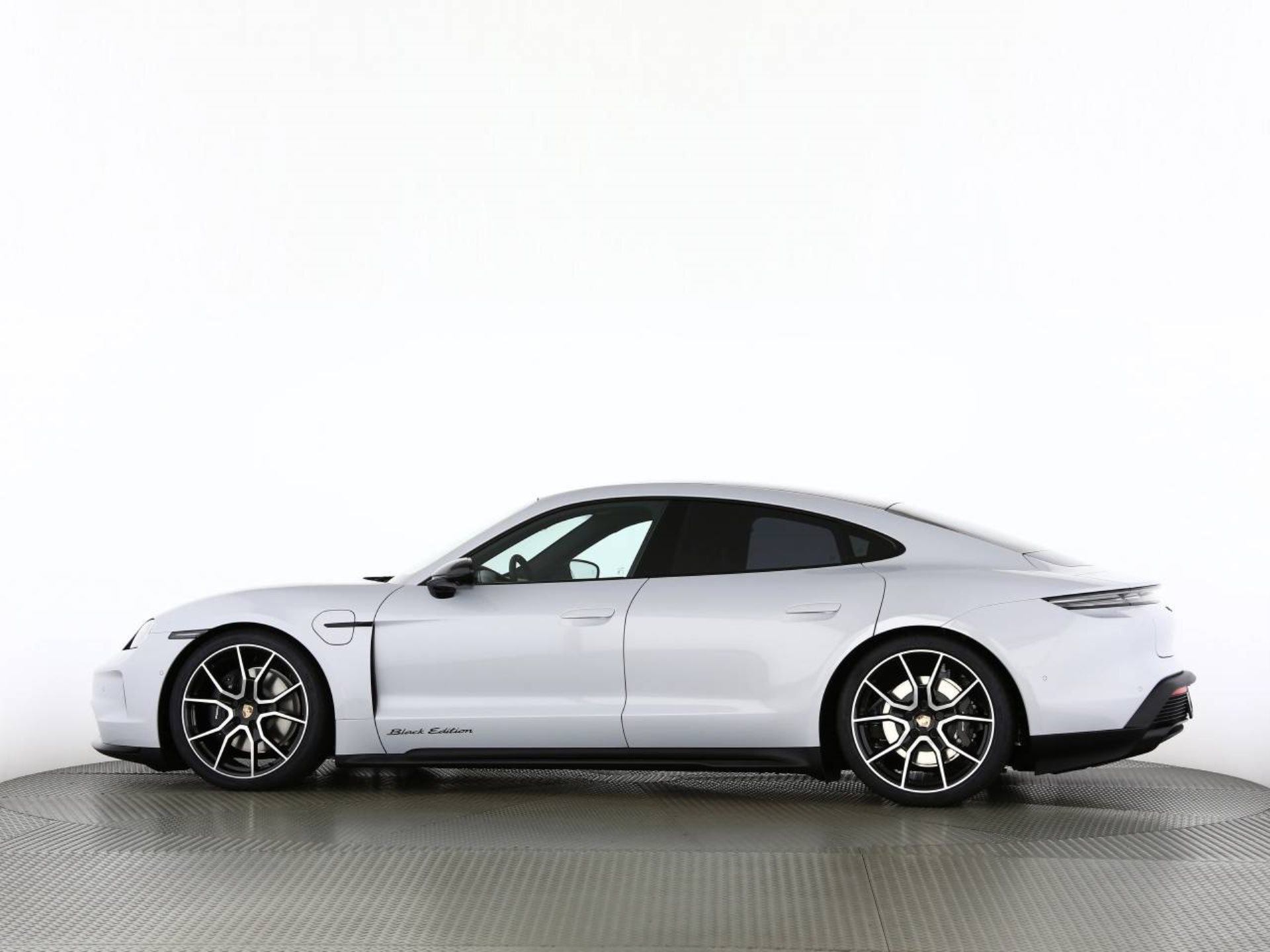 PORSCHE Taycan 4 Black Edition-image-24