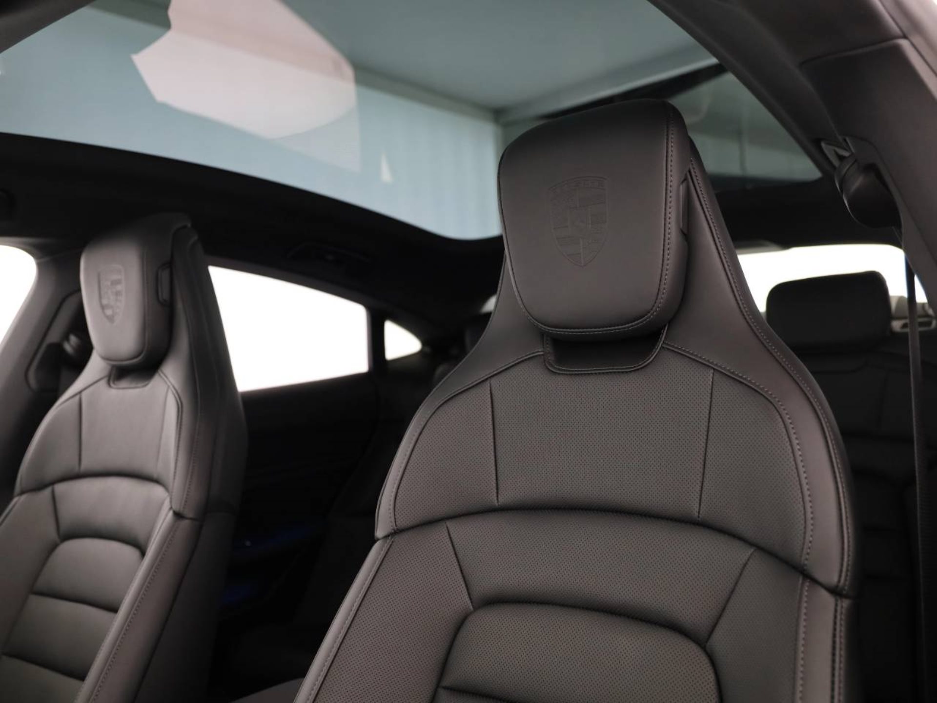 PORSCHE Taycan 4 Black Edition-image-4