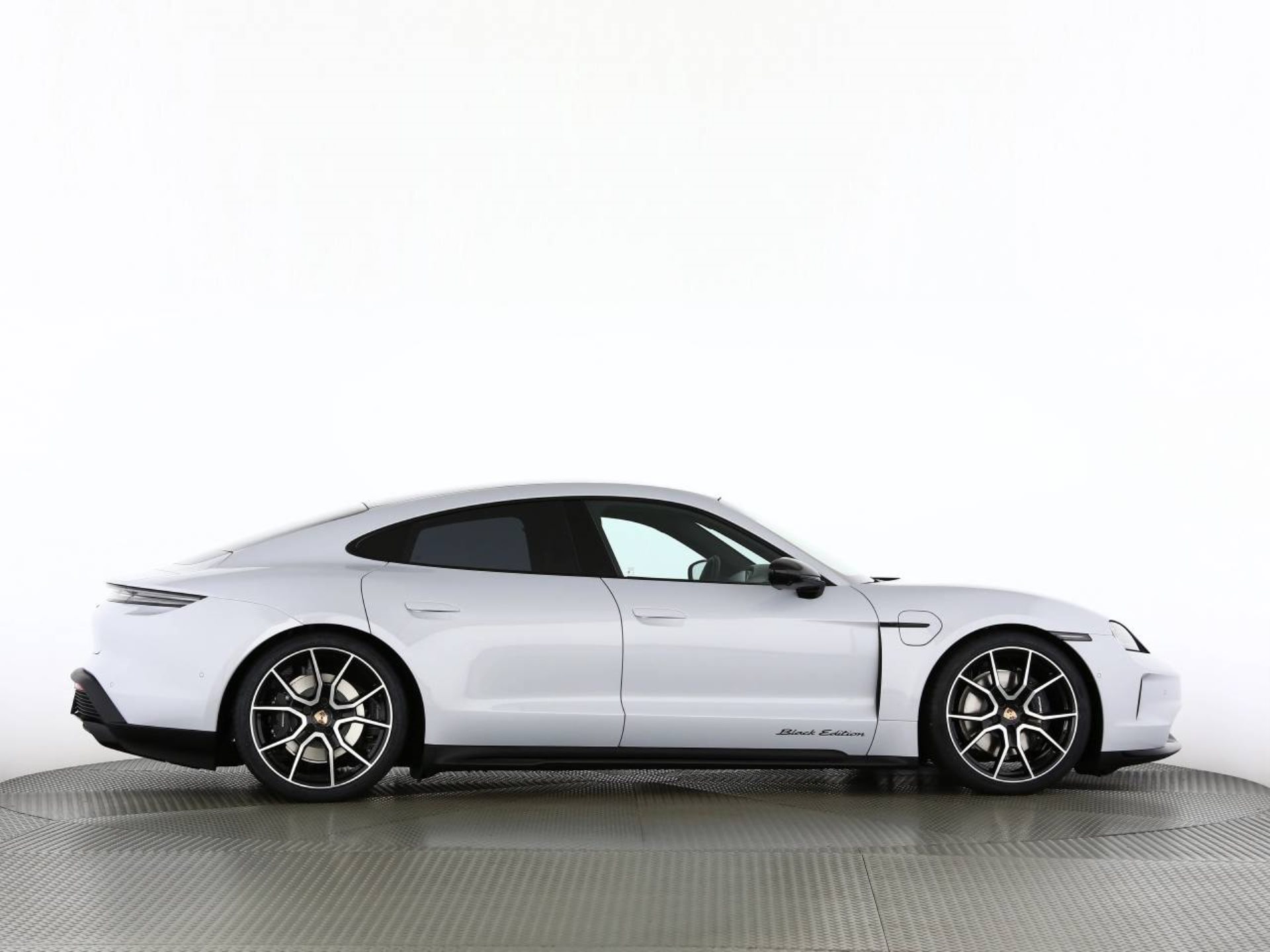 PORSCHE Taycan 4 Black Edition-image-14