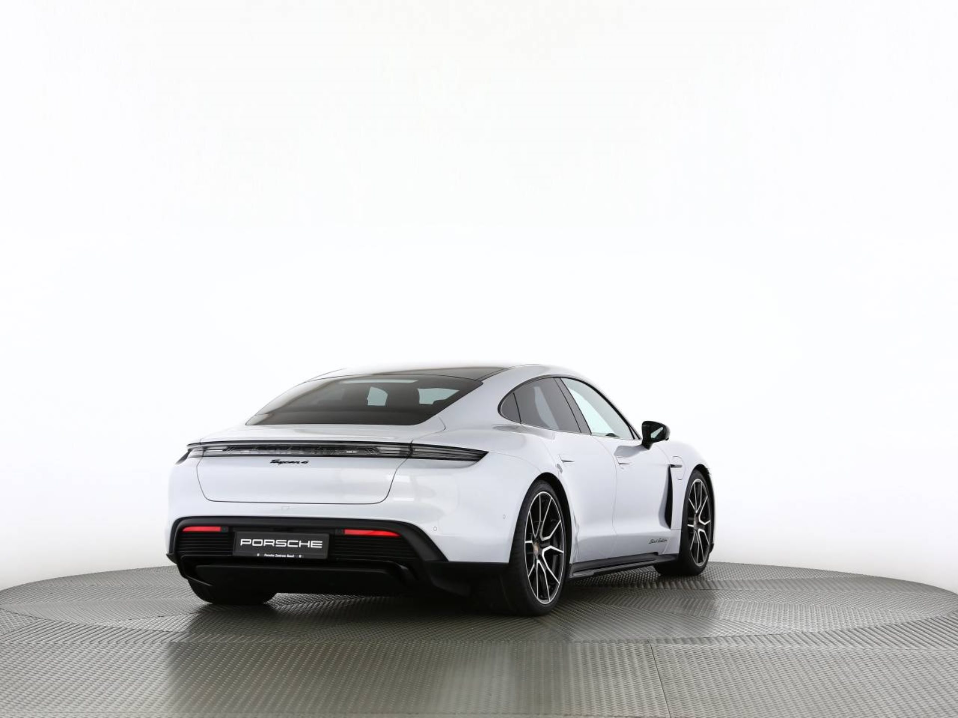 PORSCHE Taycan 4 Black Edition-image-18
