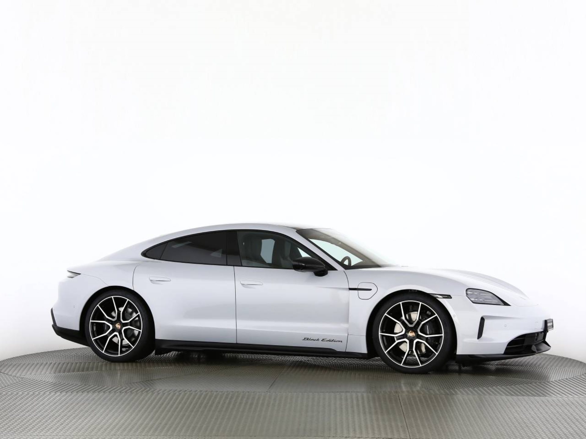 PORSCHE Taycan 4 Black Edition-image-12