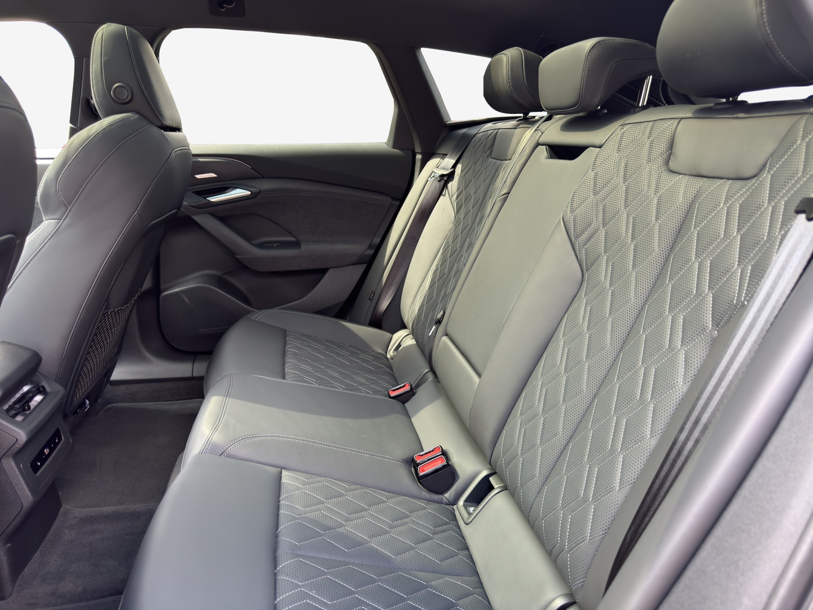 AUDI A6 Avant e-tron quattro-image-14