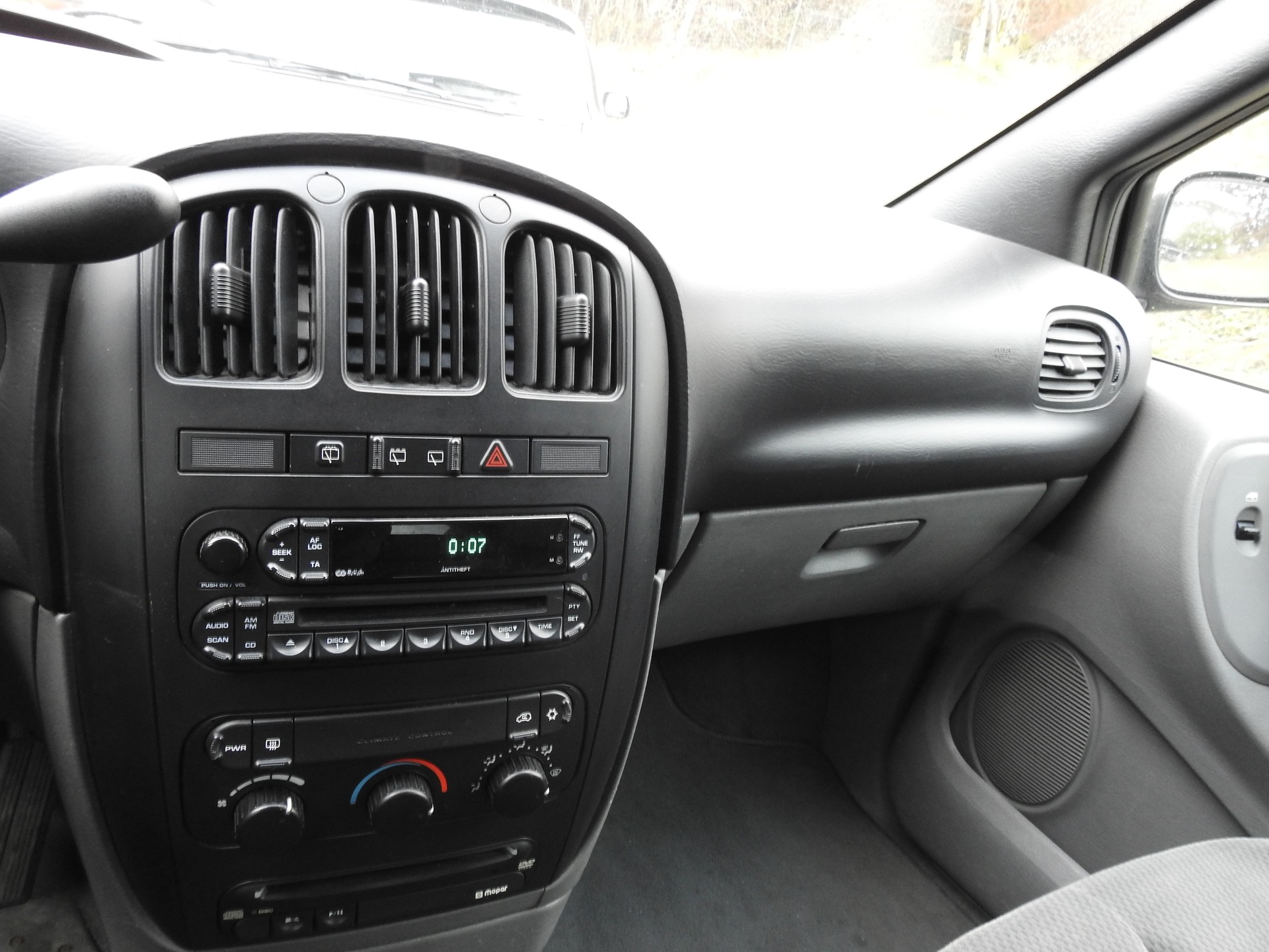 CHRYSLER Voyager 2.8 CRD SE Automatic-image-17