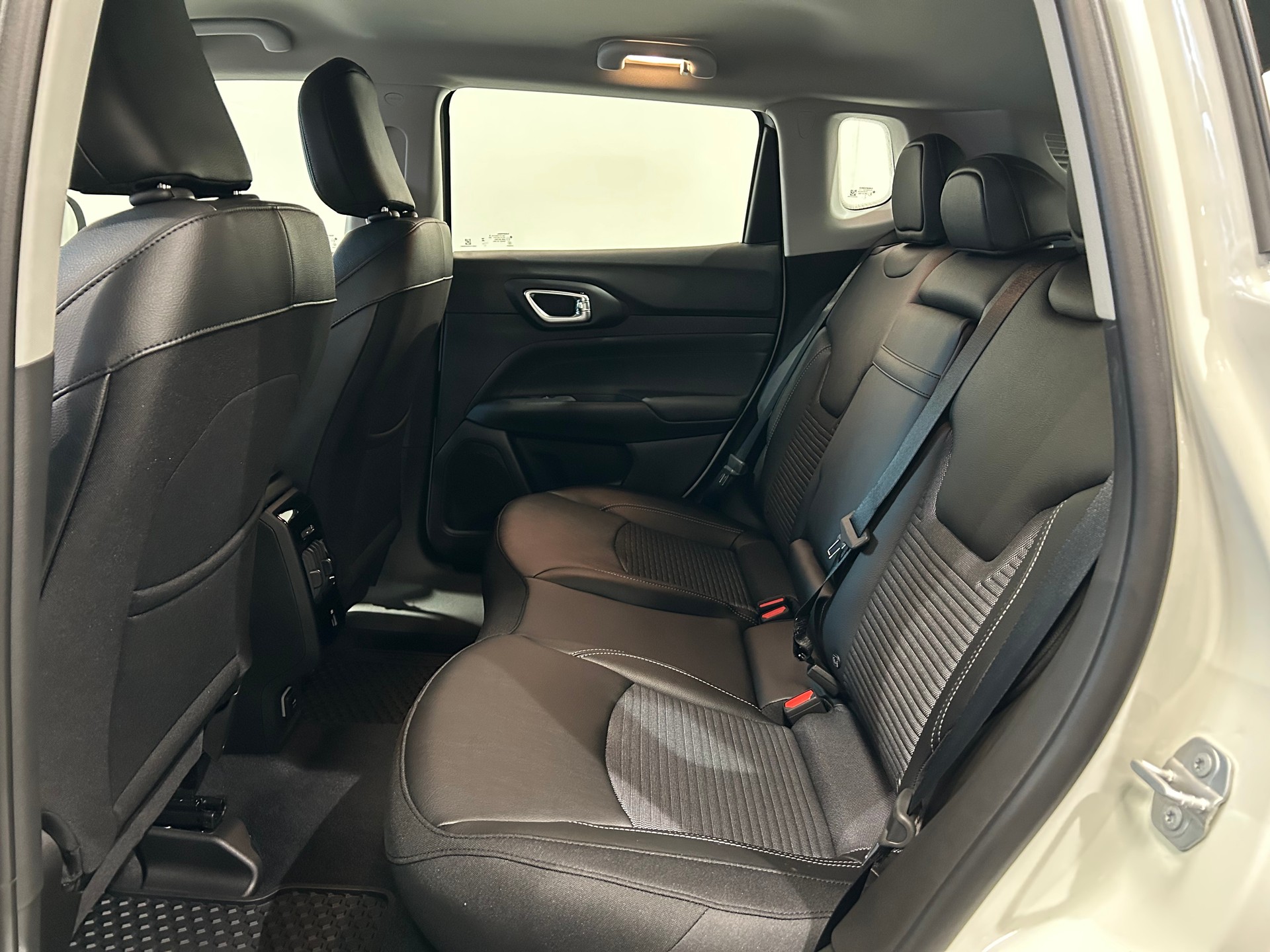 JEEP Compass 1.3 T PHEV Swiss Altitude Plus AWD-image-14