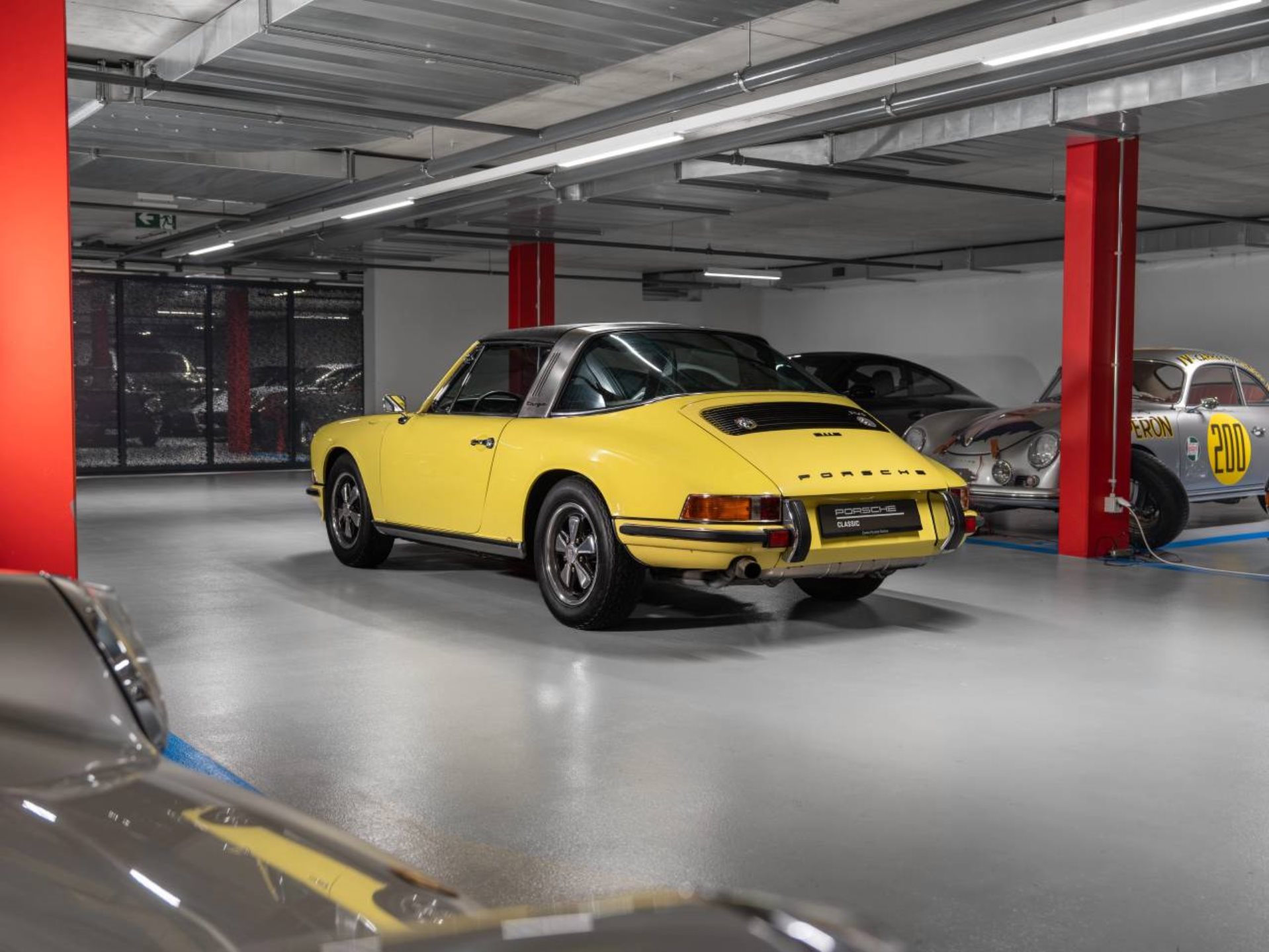 PORSCHE 911 S 2.4 Targa-showroom-element-2