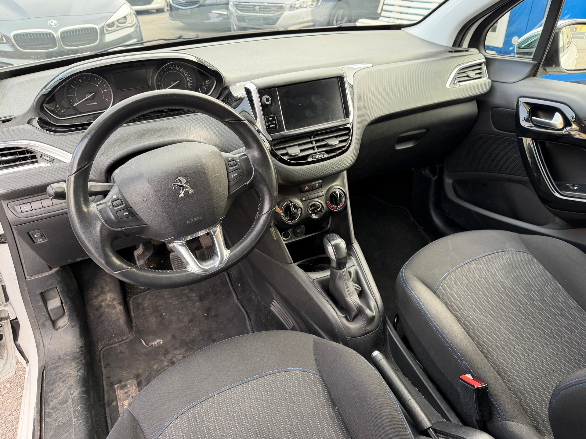 PEUGEOT 208 1.2 PureTech Style-image-10