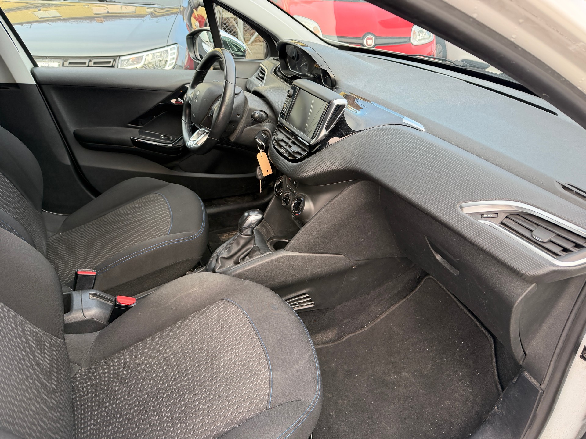 PEUGEOT 208 1.2 PureTech Style-image-11