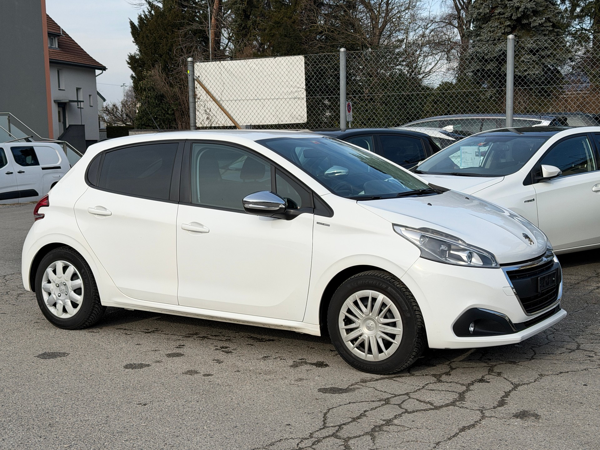PEUGEOT 208 1.2 PureTech Style-image-1