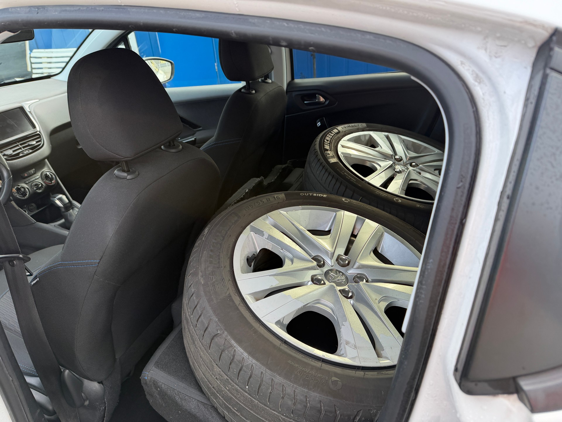 PEUGEOT 208 1.2 PureTech Style-image-6