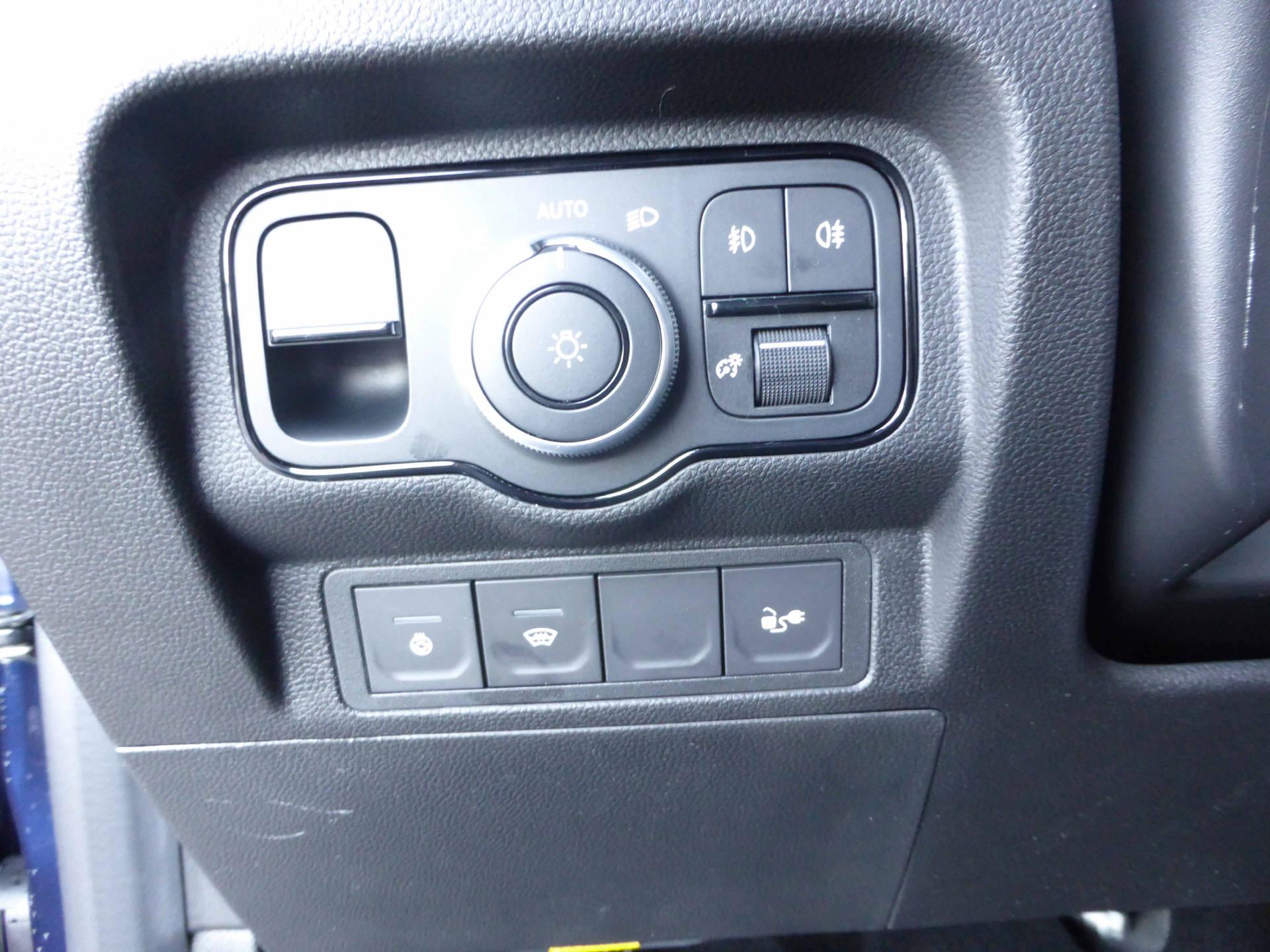 MERCEDES-BENZ Premium Plus Van S-image-11