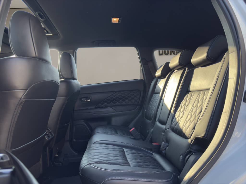 MITSUBISHI Outlander 2.4 PHEV Diamond S-Edition-image-12