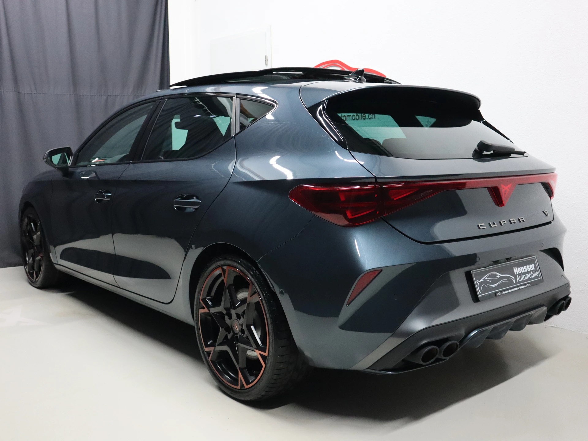 CUPRA LEON 2.0 TSI VZ DSG - Panorama - Navi - Leder - Sennheiser - Kamera - 300 PS-showroom-element-3