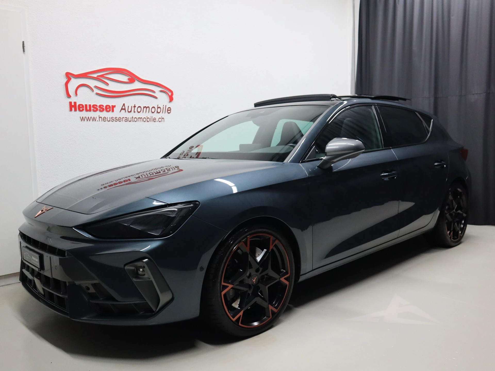 CUPRA LEON 2.0 TSI VZ DSG - Panorama - Navi - Leder - Sennheiser - Kamera - 300 PS-showroom-element-1