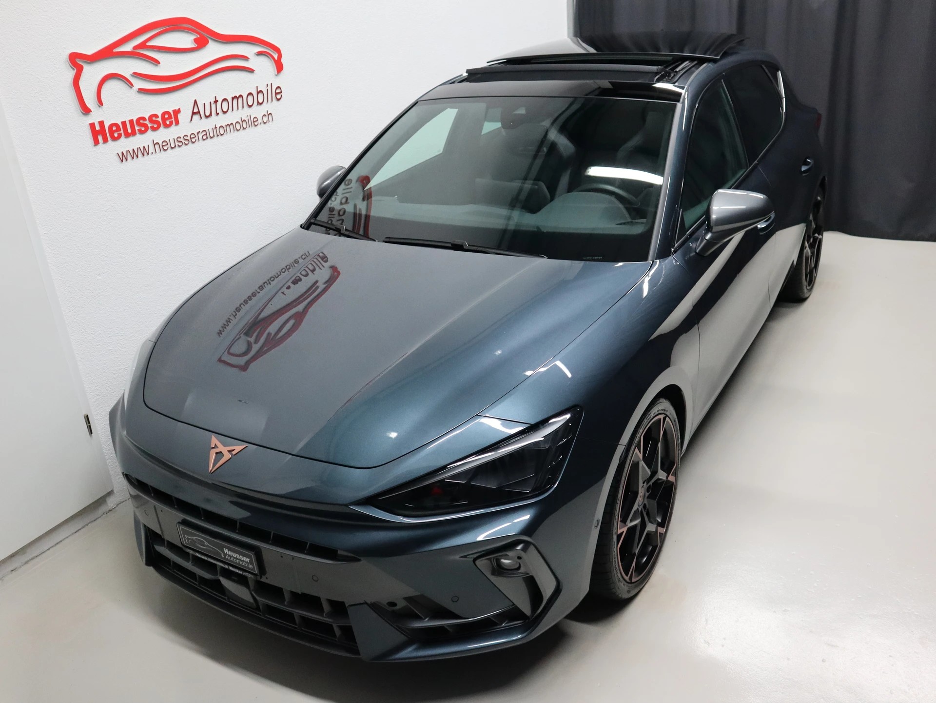 CUPRA LEON 2.0 TSI VZ DSG - Panorama - Navi - Leder - Sennheiser - Kamera - 300 PS-showroom-element-2