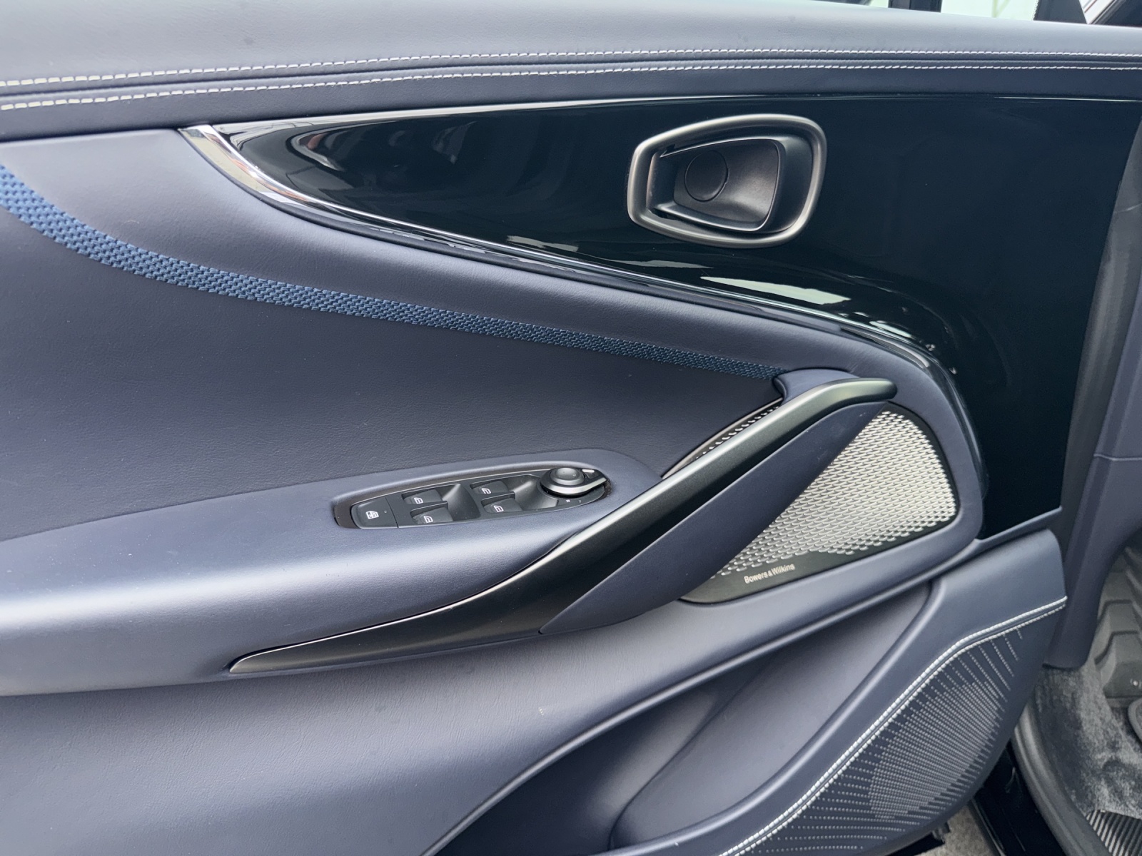 ASTON MARTIN DBX 707 4.0 V8-image-18