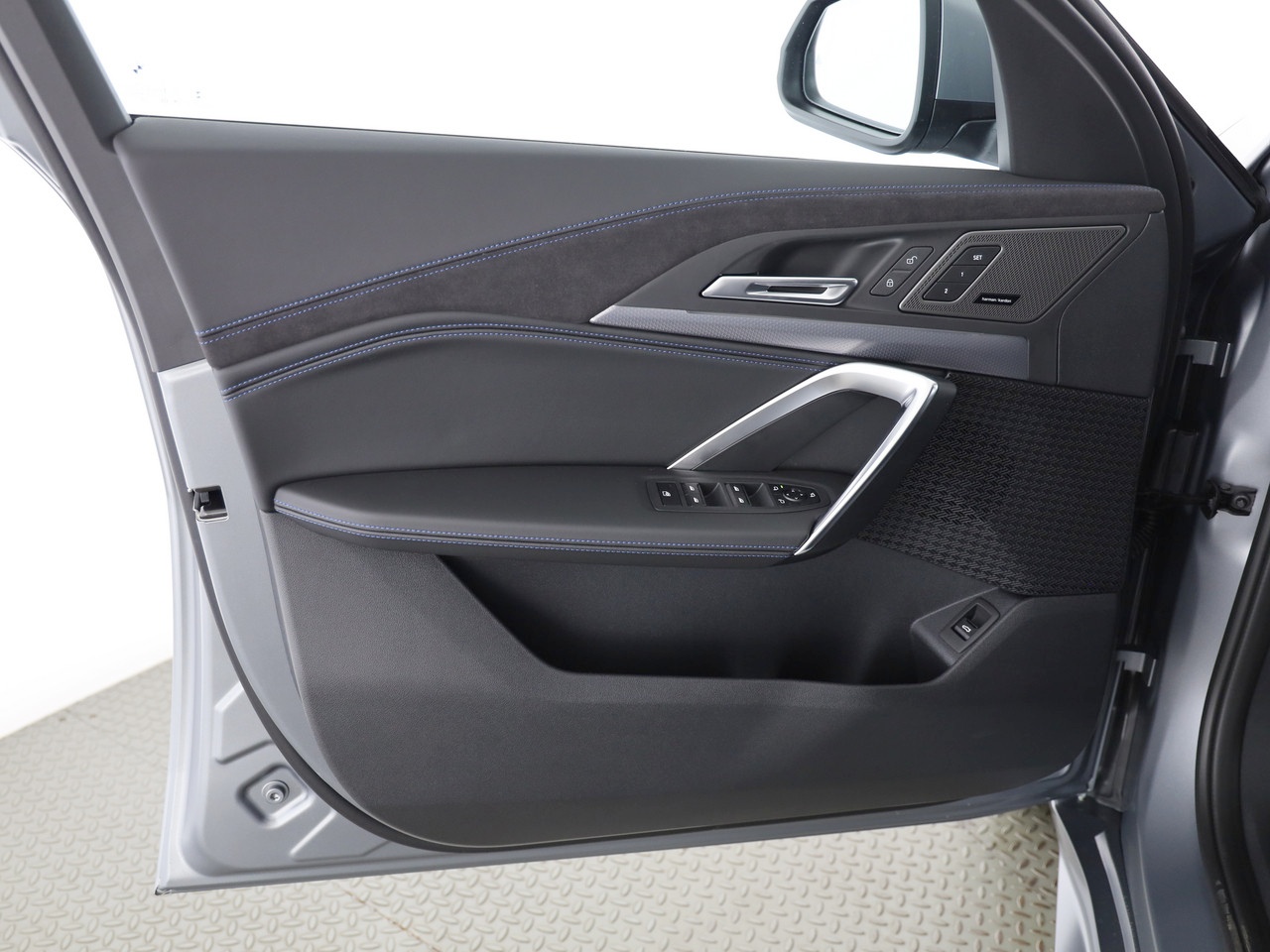 BMW iX2 xDrive 30 Edition M Sport-image-15