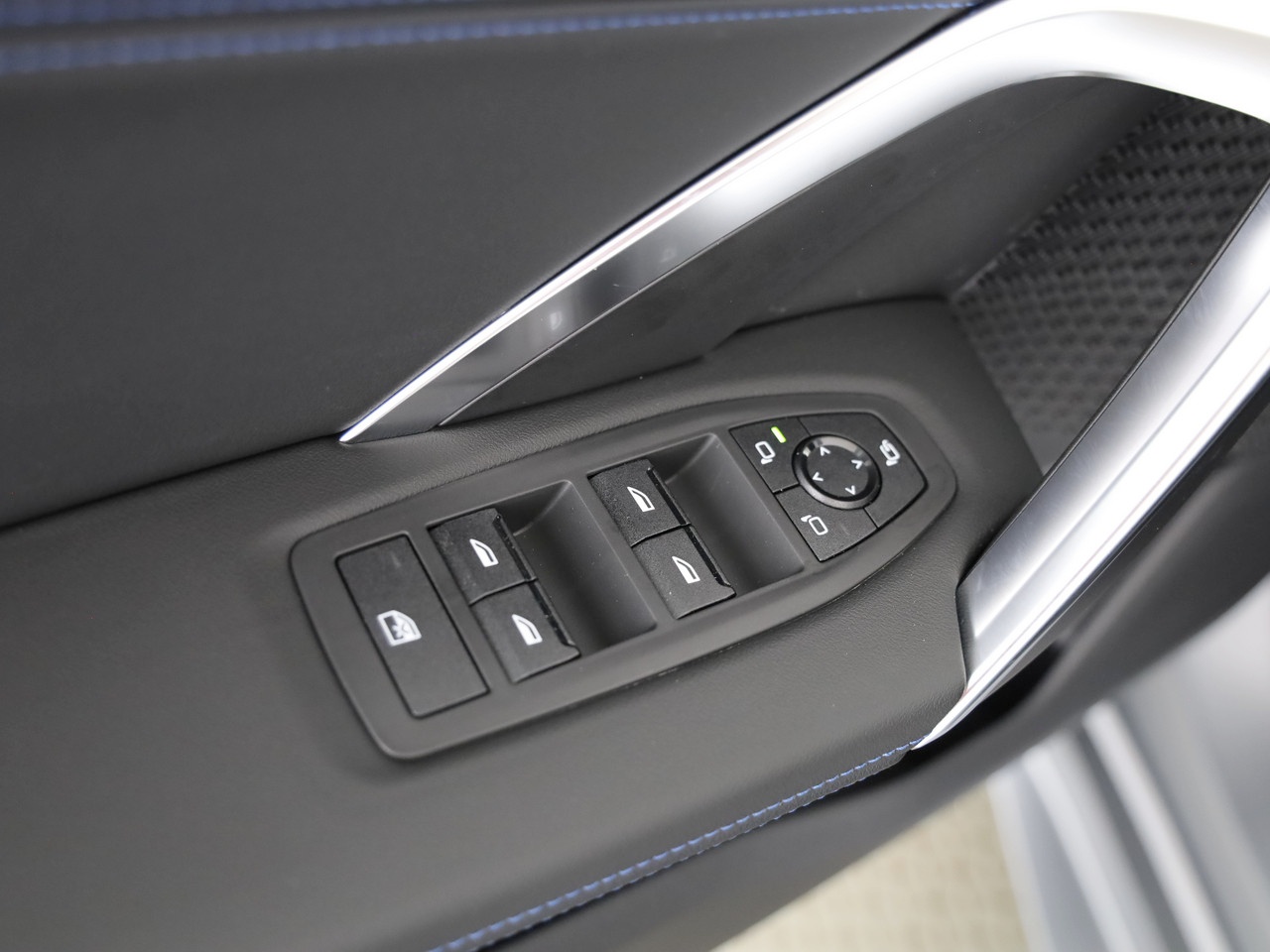 BMW iX2 xDrive 30 Edition M Sport-image-18