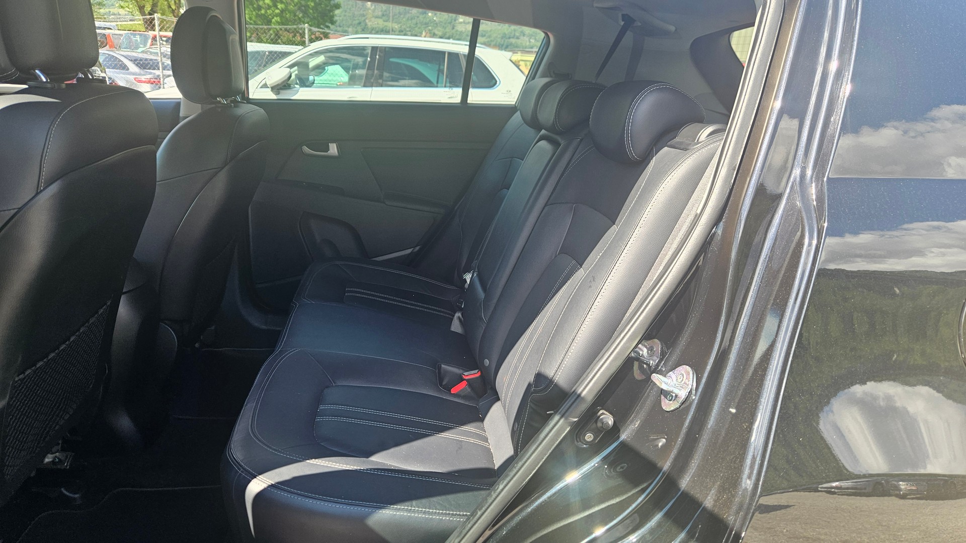 KIA Sportage 2.0 Style 4WD Automatic-image-5