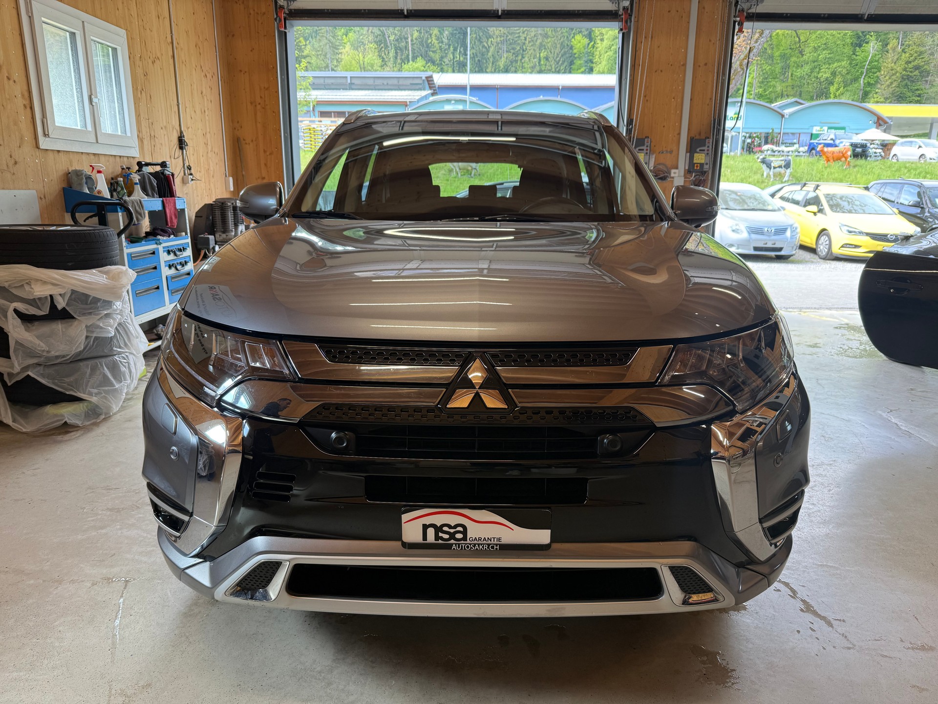 MITSUBISHI Outlander 2.4 PHEV Style 4WD Automatic-showroom-element-1