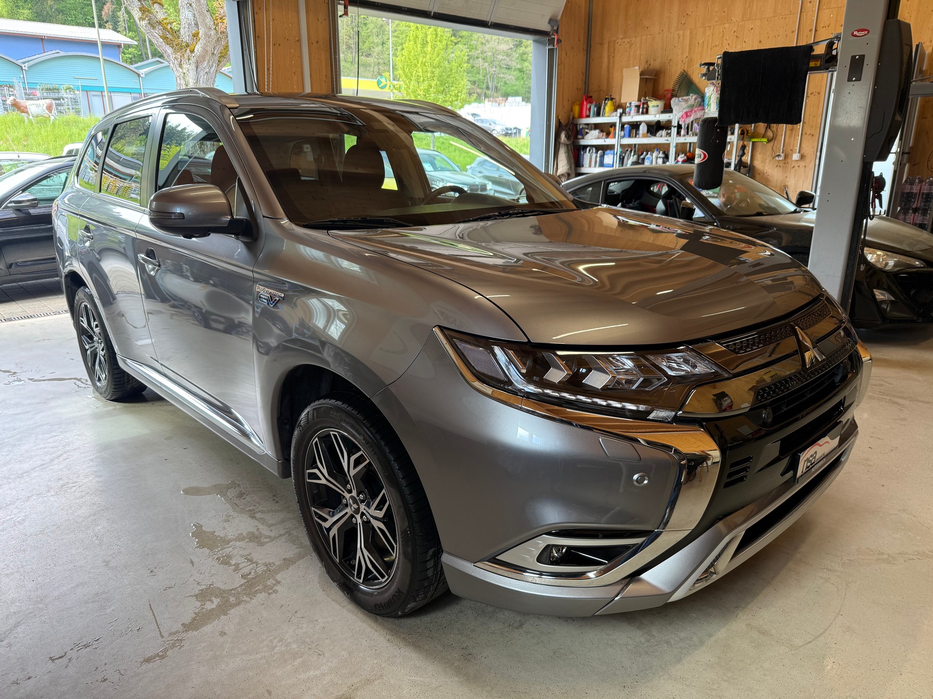 MITSUBISHI Outlander 2.4 PHEV Style 4WD Automatic-showroom-element-2