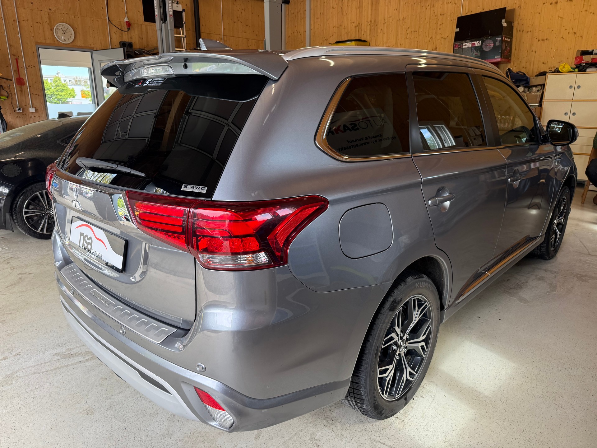 MITSUBISHI Outlander 2.4 PHEV Style 4WD Automatic-showroom-element-3