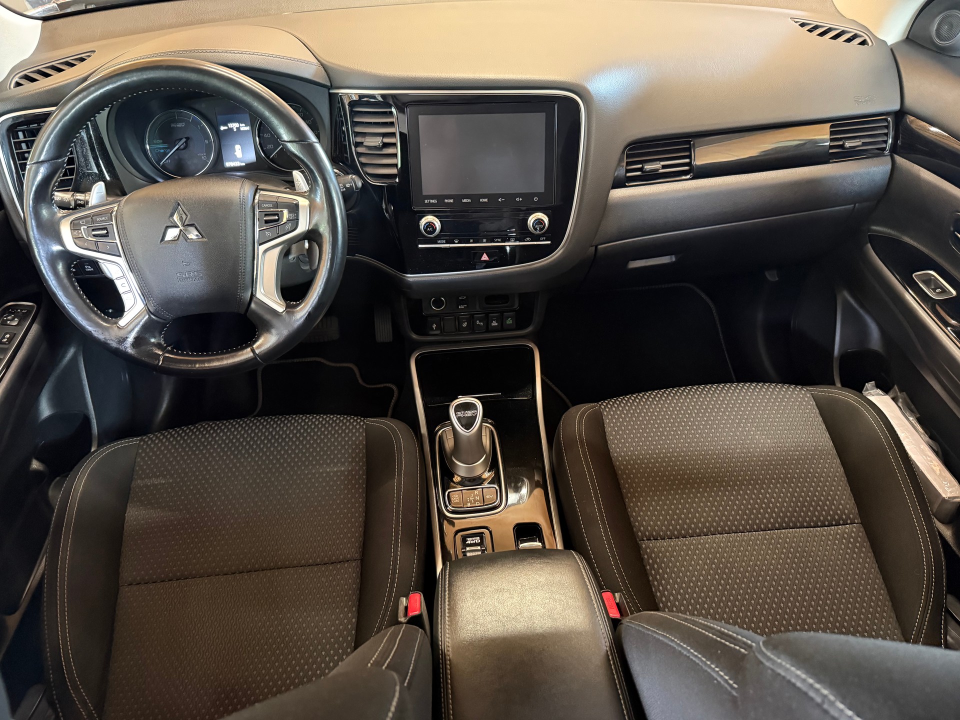 MITSUBISHI Outlander 2.4 PHEV Style 4WD Automatic-image-8