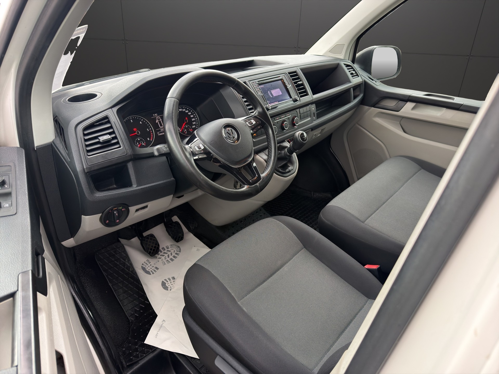 VW T6 Caravelle 2.0 TDI Comfortline 9 Plätzer AHK2200kg-image-11