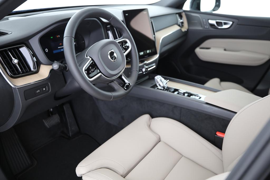 VOLVO XC60 2.0 T6 TE Plus Dark eAWD-image-4