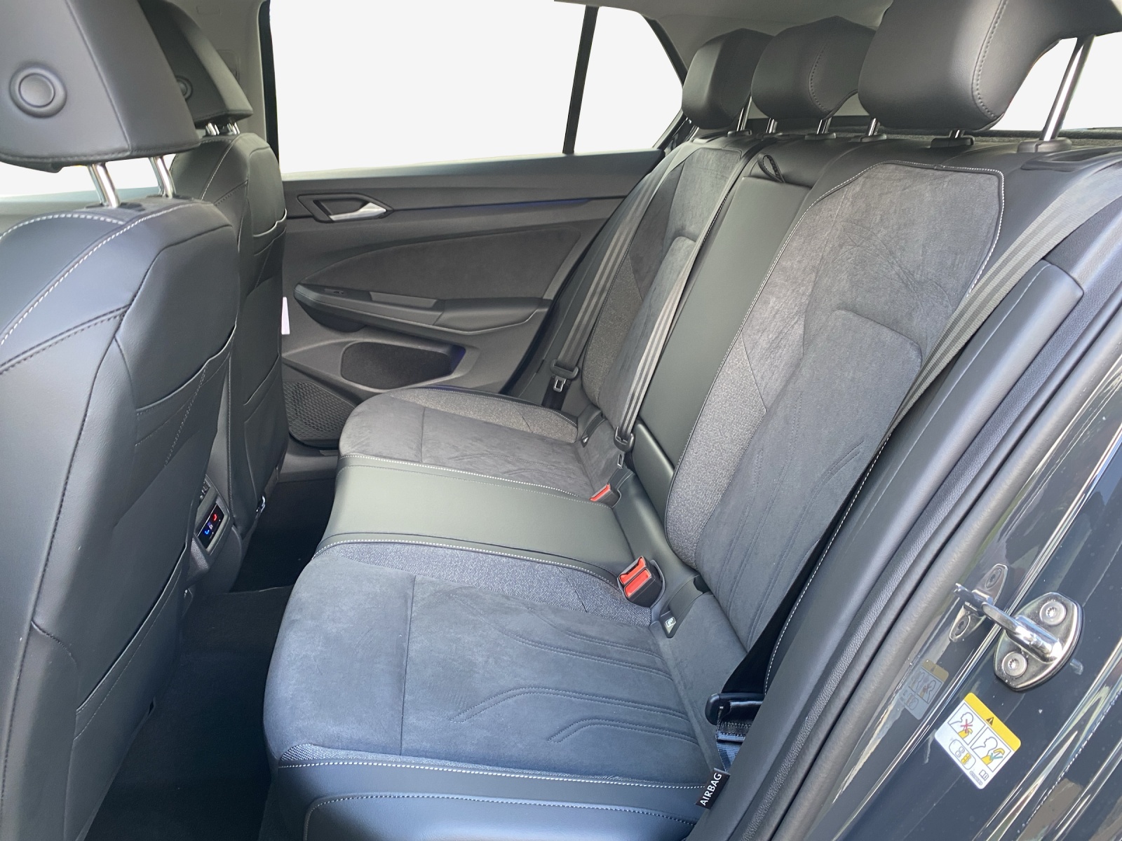VW Golf 1.5 TSI PHEV Life-image-11