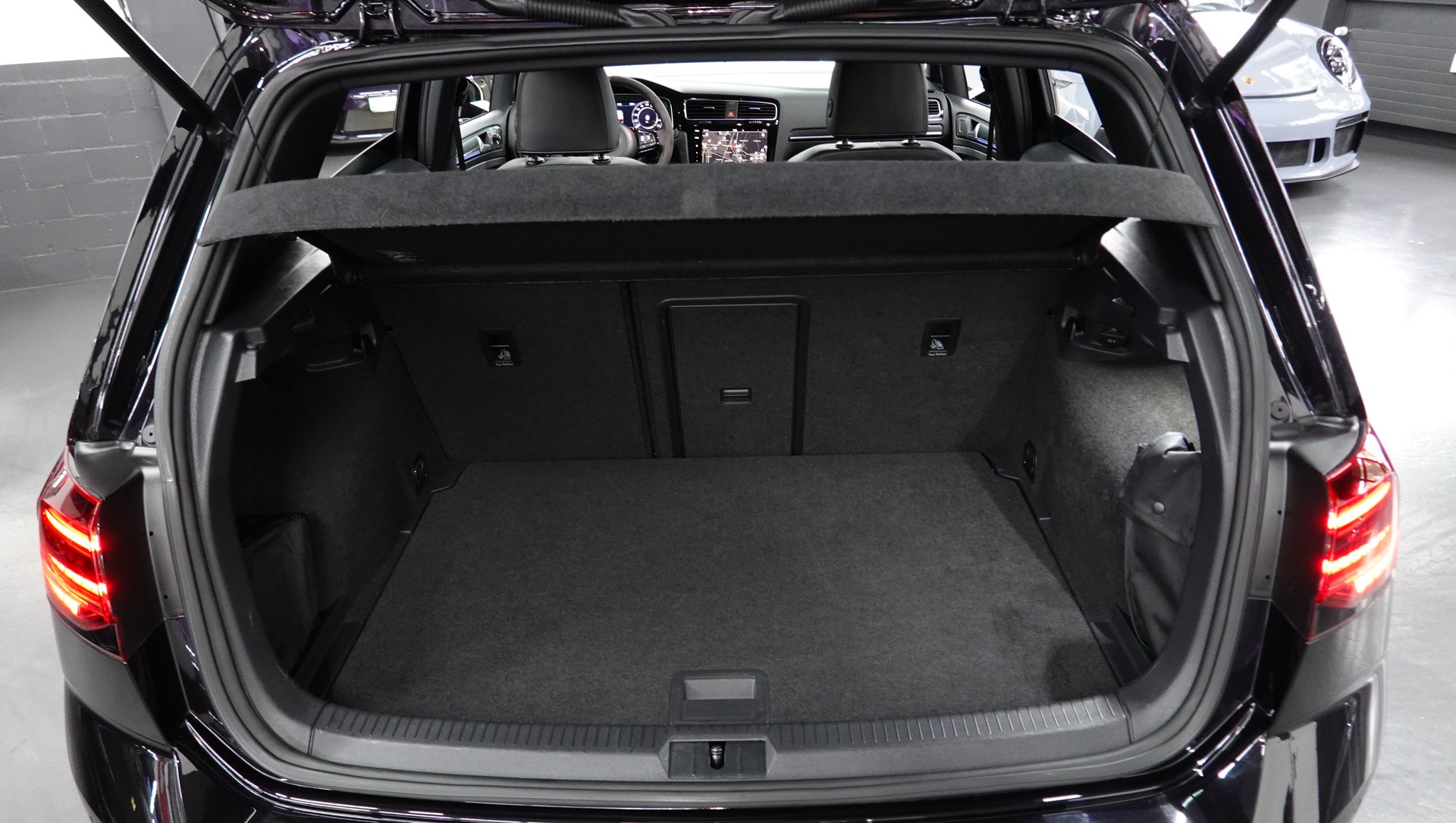 VW GOLF 2.0 TSI R 4-MOTION DSG CH-FZ // REMUS // 20"O.Z // 310PS // BLACK ON TOP R-image-32