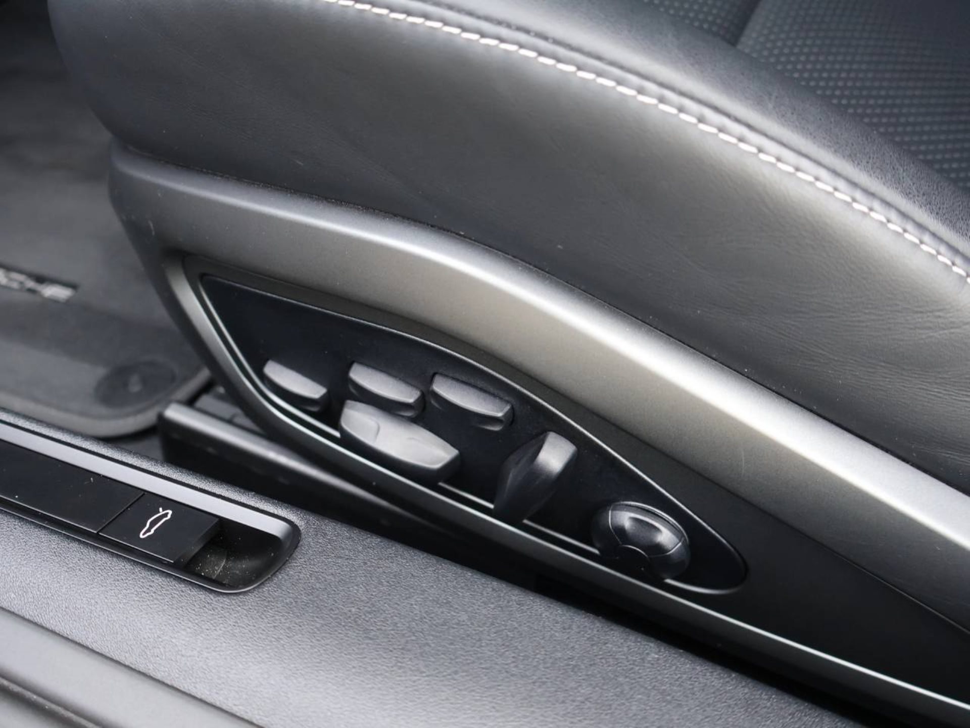 PORSCHE 911 Carrera-image-26