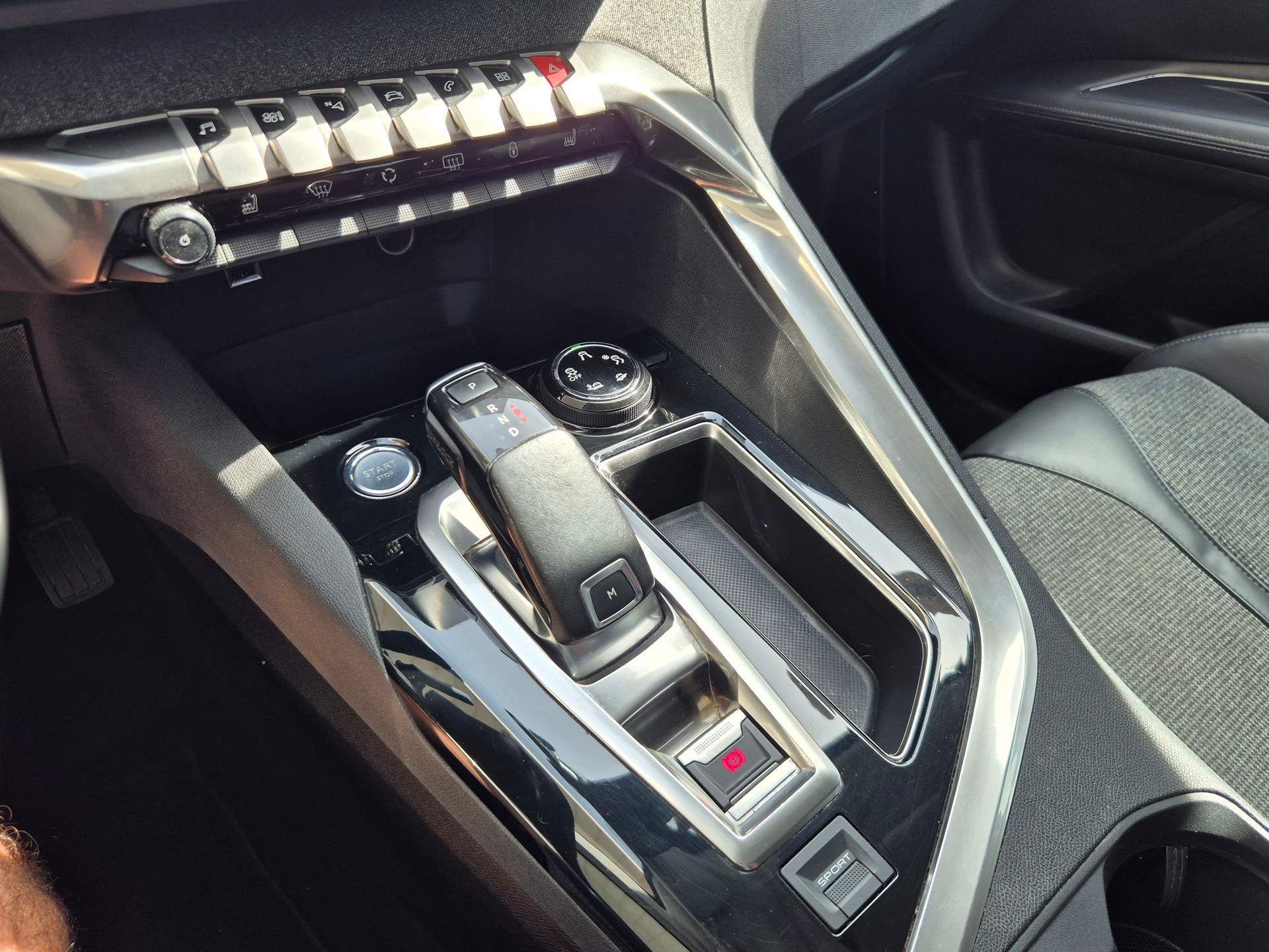 PEUGEOT 3008 1.2 PureTech Allure EAT-image-12