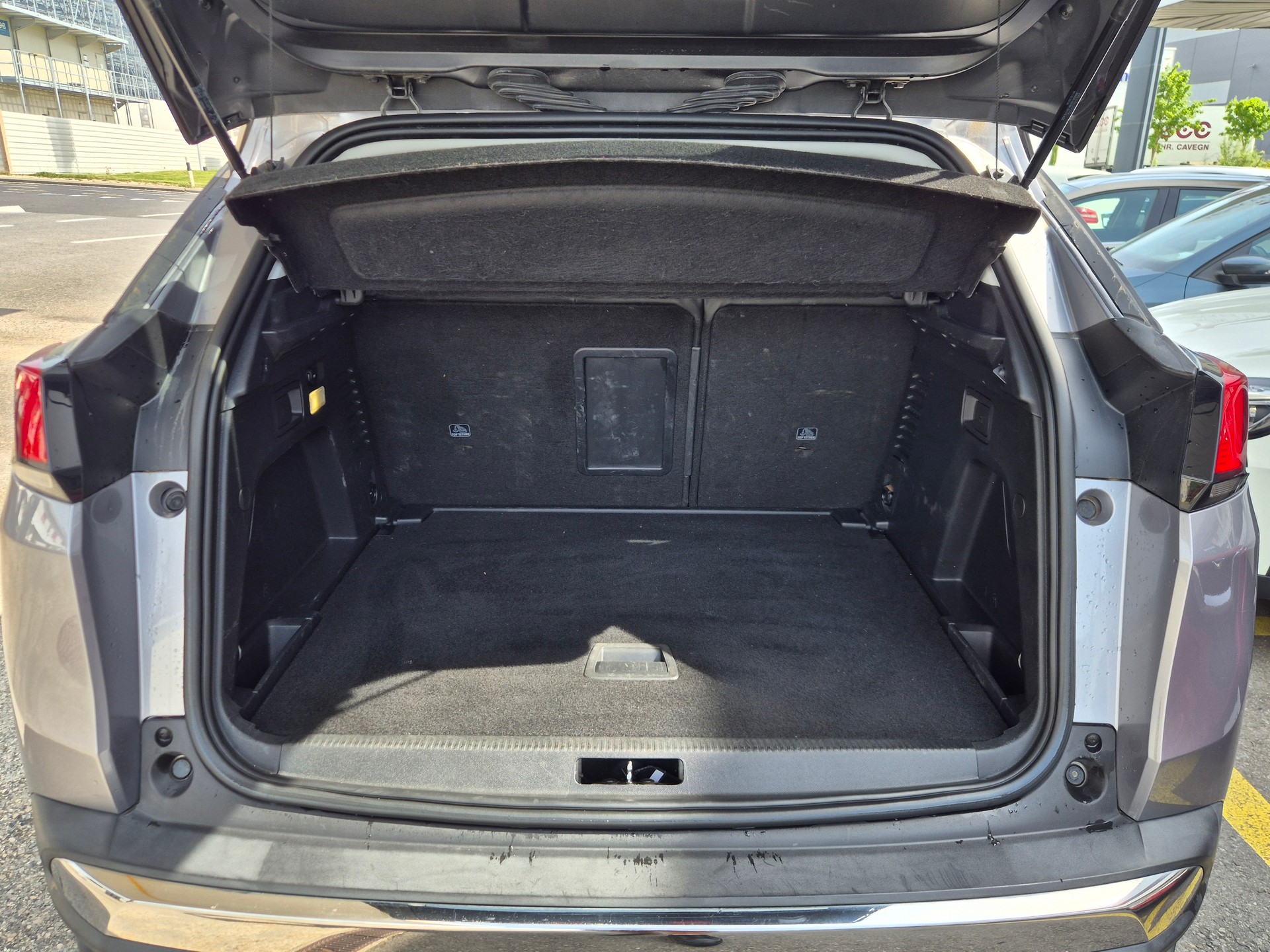 PEUGEOT 3008 1.2 PureTech Allure EAT-image-15