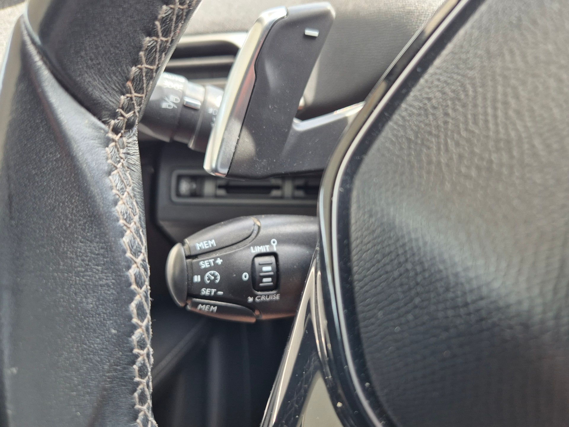 PEUGEOT 3008 1.2 PureTech Allure EAT-image-7