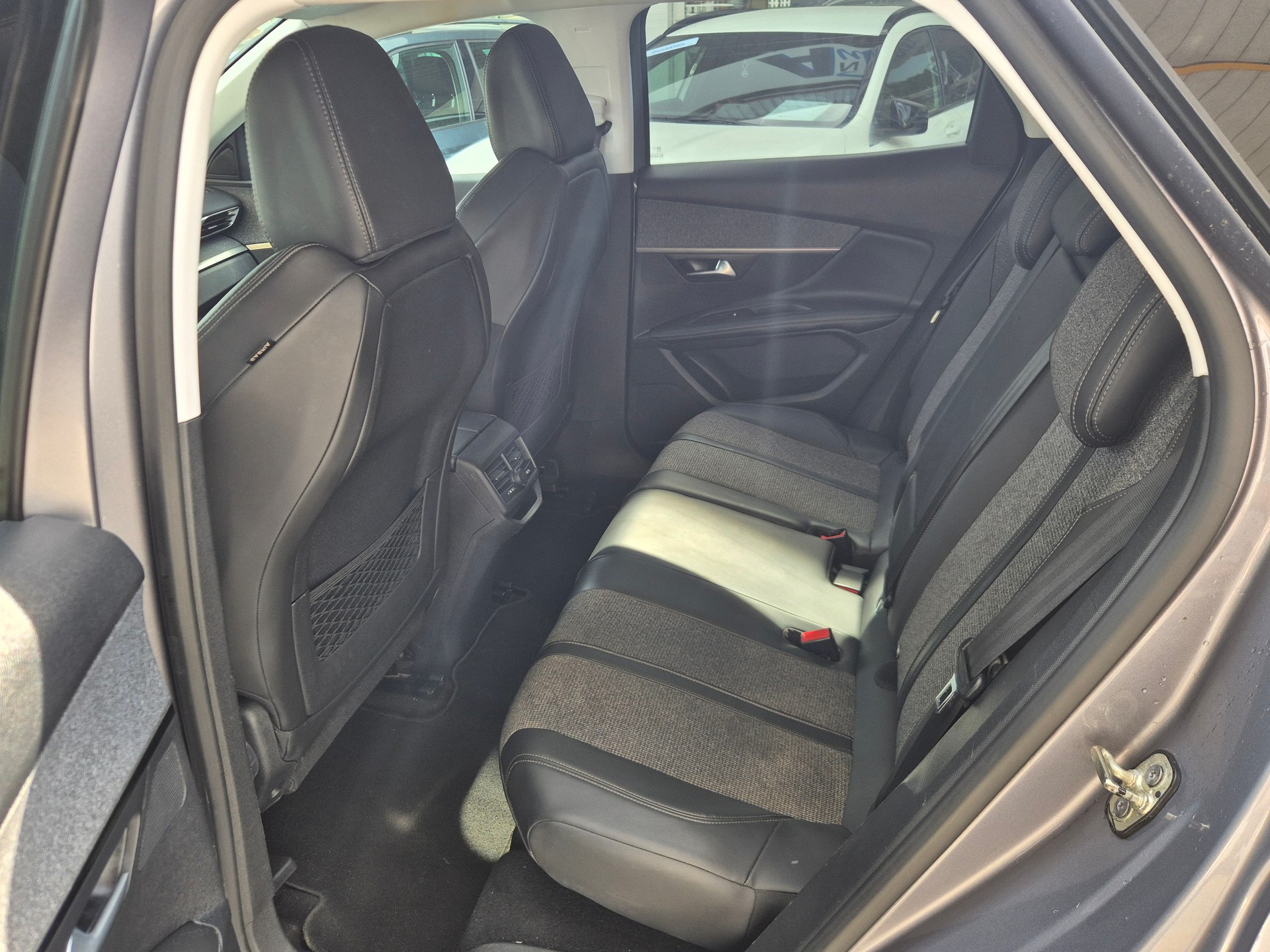 PEUGEOT 3008 1.2 PureTech Allure EAT-image-14