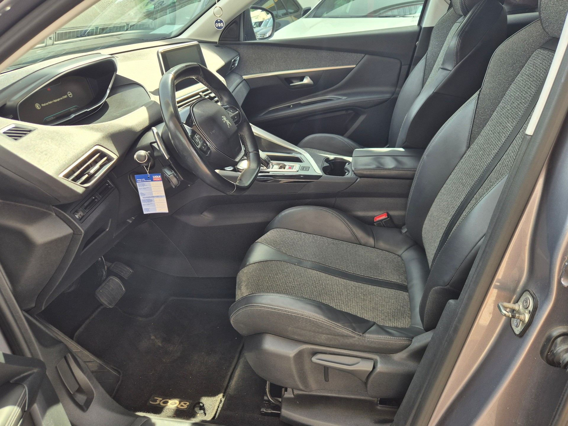 PEUGEOT 3008 1.2 PureTech Allure EAT-image-5