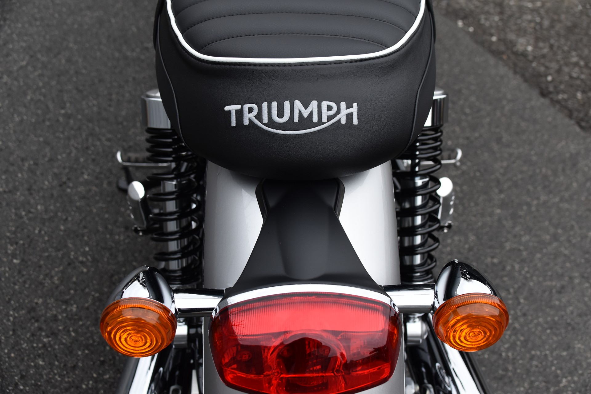 TRIUMPH Bonneville T120 Elvis-image-6