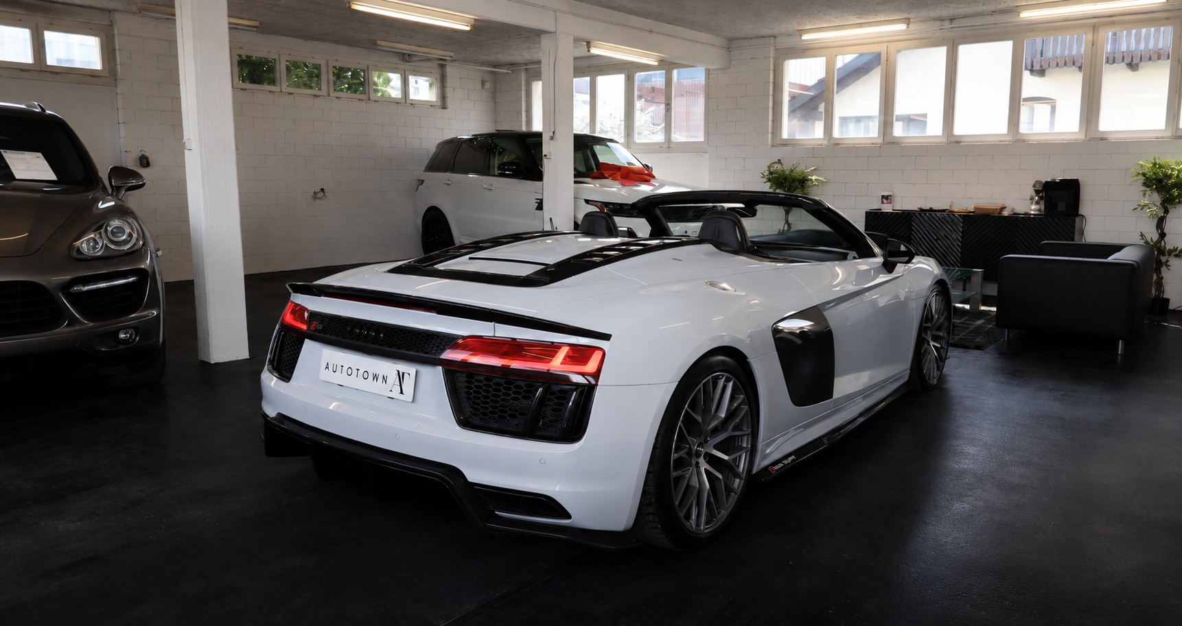AUDI R8 Spyder 5.2 FSI V10 plus quattro S-Tronic-image-2