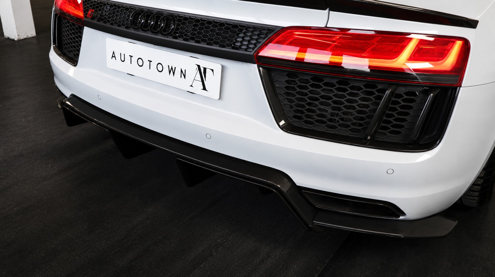 AUDI R8 Spyder 5.2 FSI V10 plus quattro S-Tronic-image-18